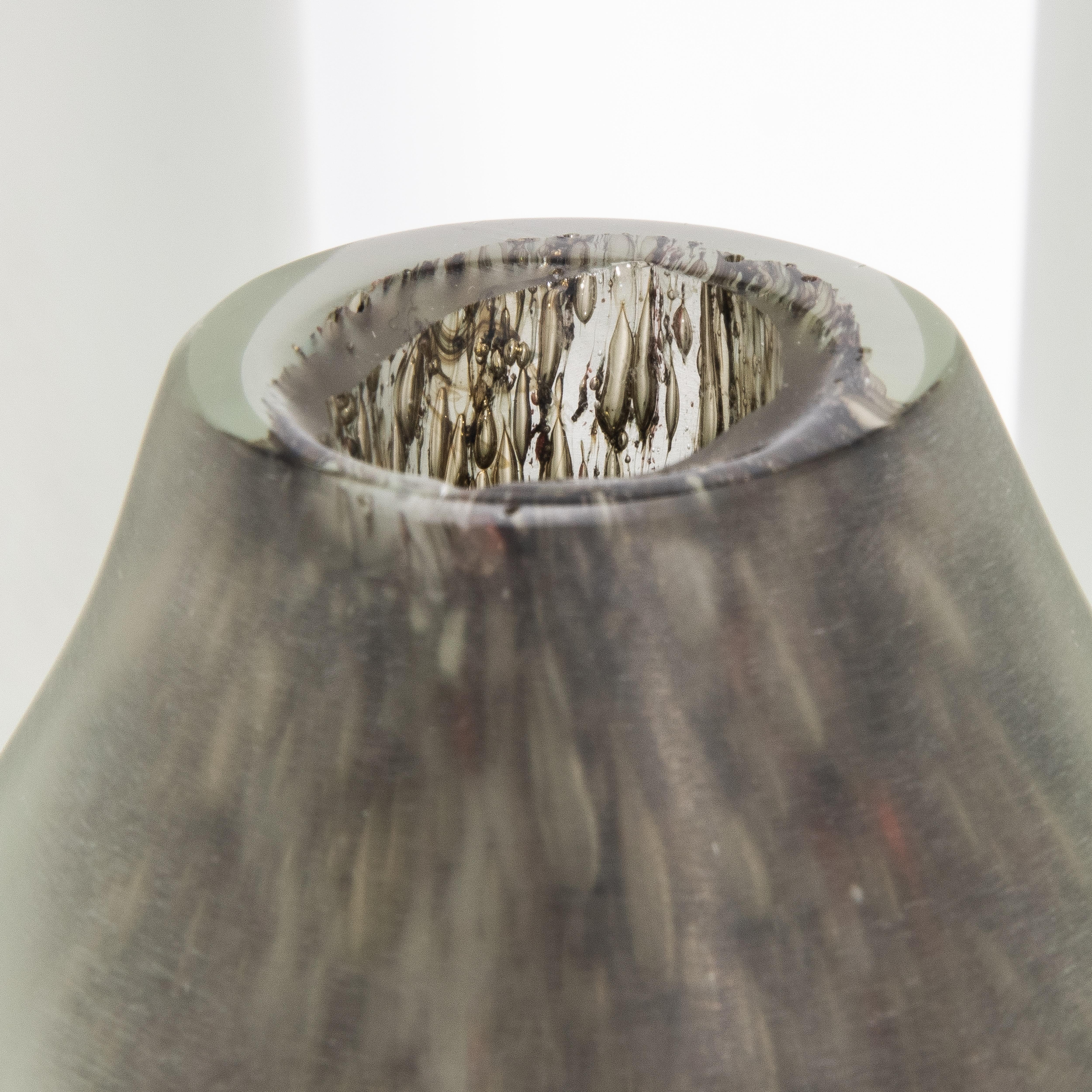 Set di 3 vasi/bottiglie Voda di Murano soffiati a mano in ottone smerigliato in vendita 1