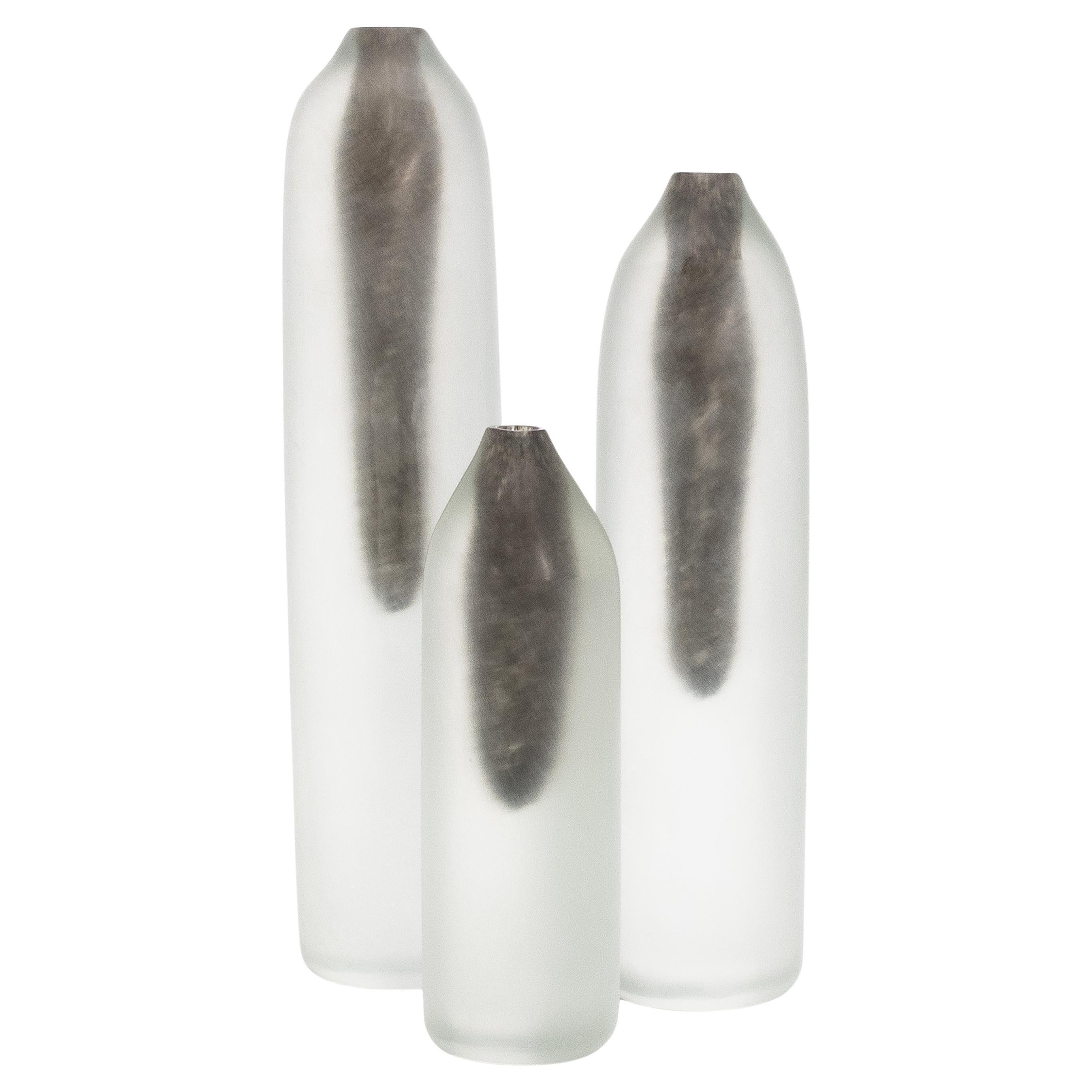 Set di 3 vasi/bottiglie Voda di Murano soffiati a mano in ottone smerigliato