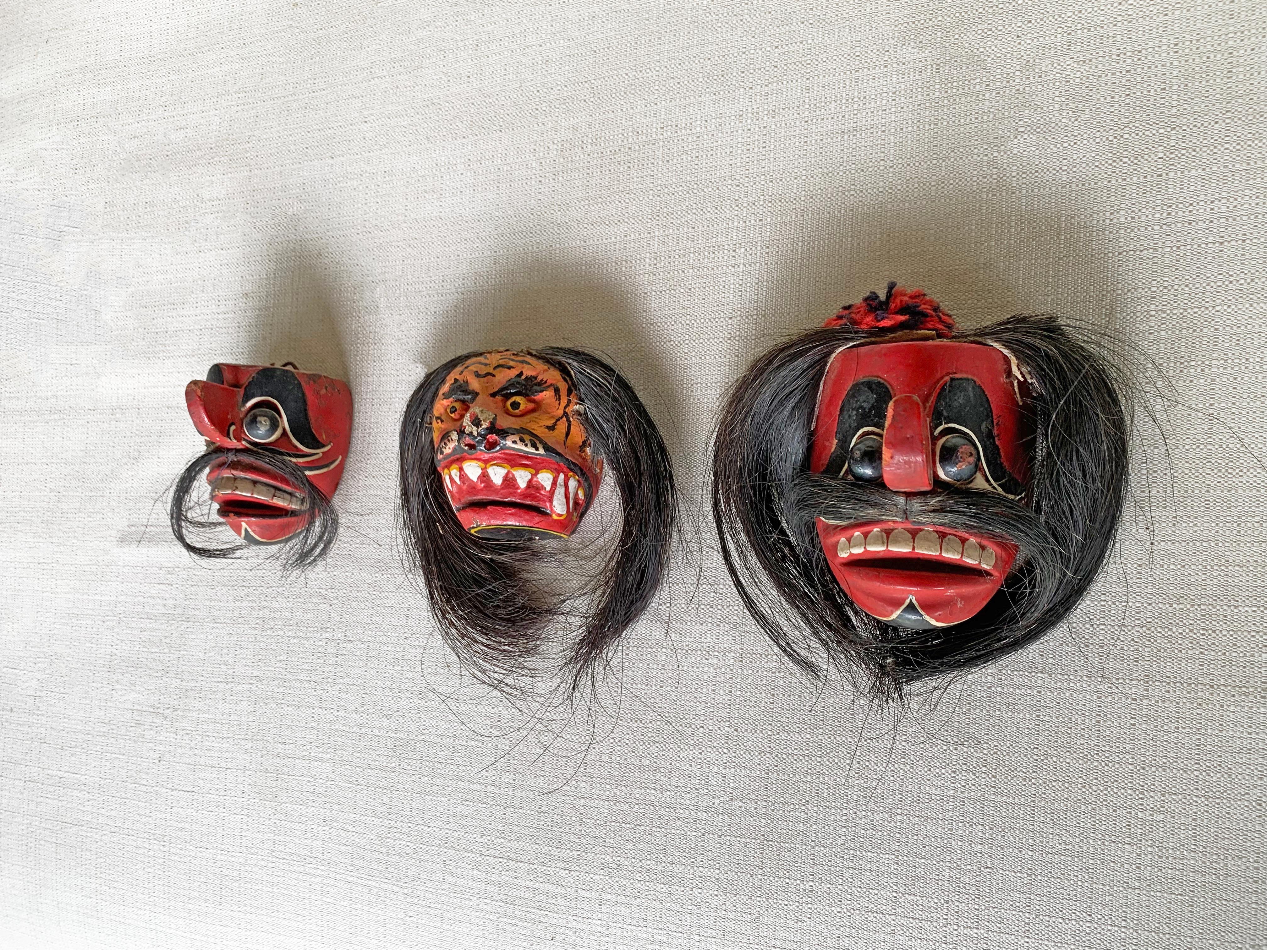 Autre Ensemble de 3 masques de cérémonie de Madura Island, en bois sculpté à la main, Indonésie, vers 1950 en vente