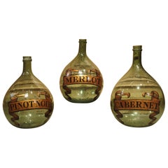 Ensemble de 3 bouteilles de vin Demijohn anciennes peintes à la main:: en provenance de France:: vers 1880