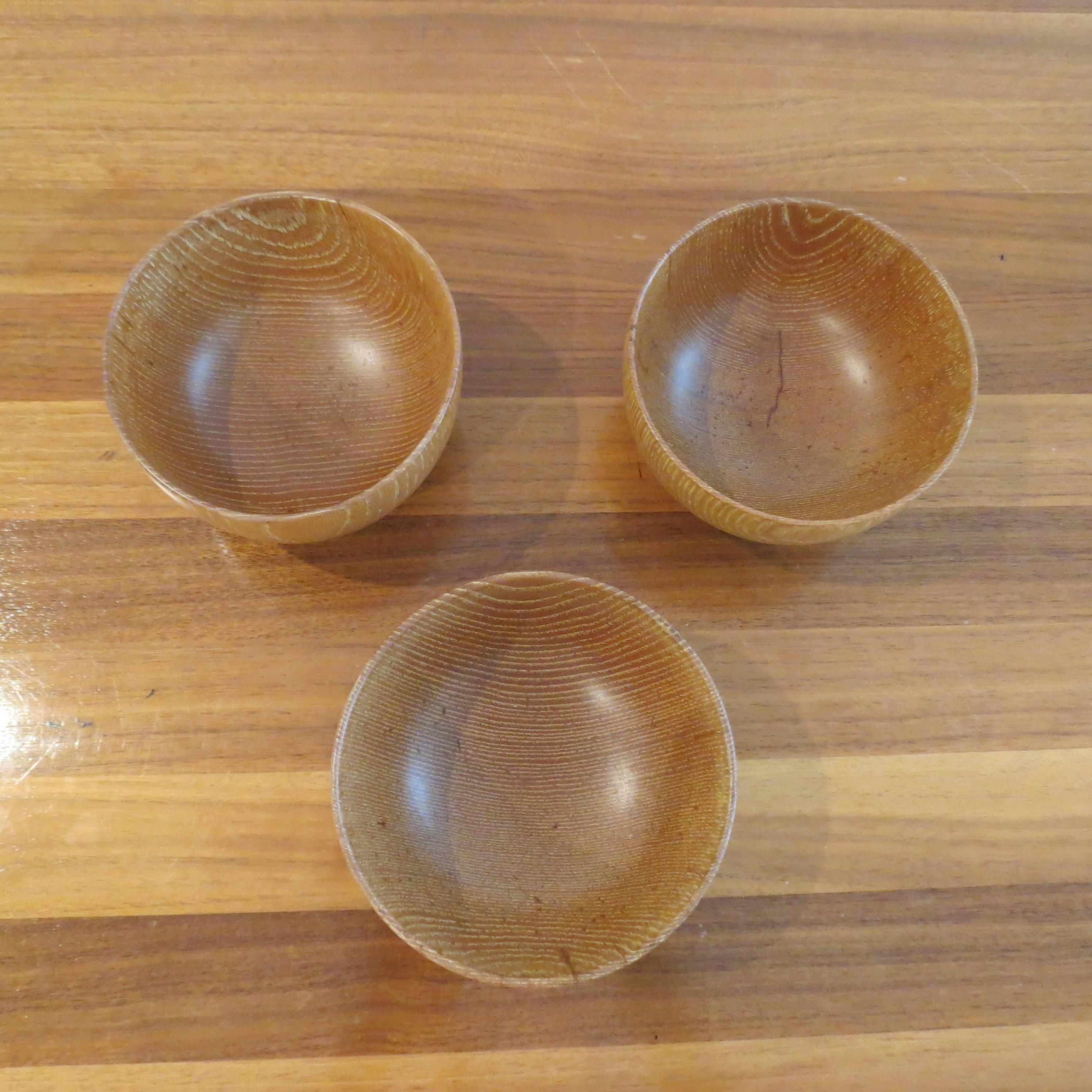 Juego de 3 ceniceros de madera de los años 70 fabricados a mano en venta 2