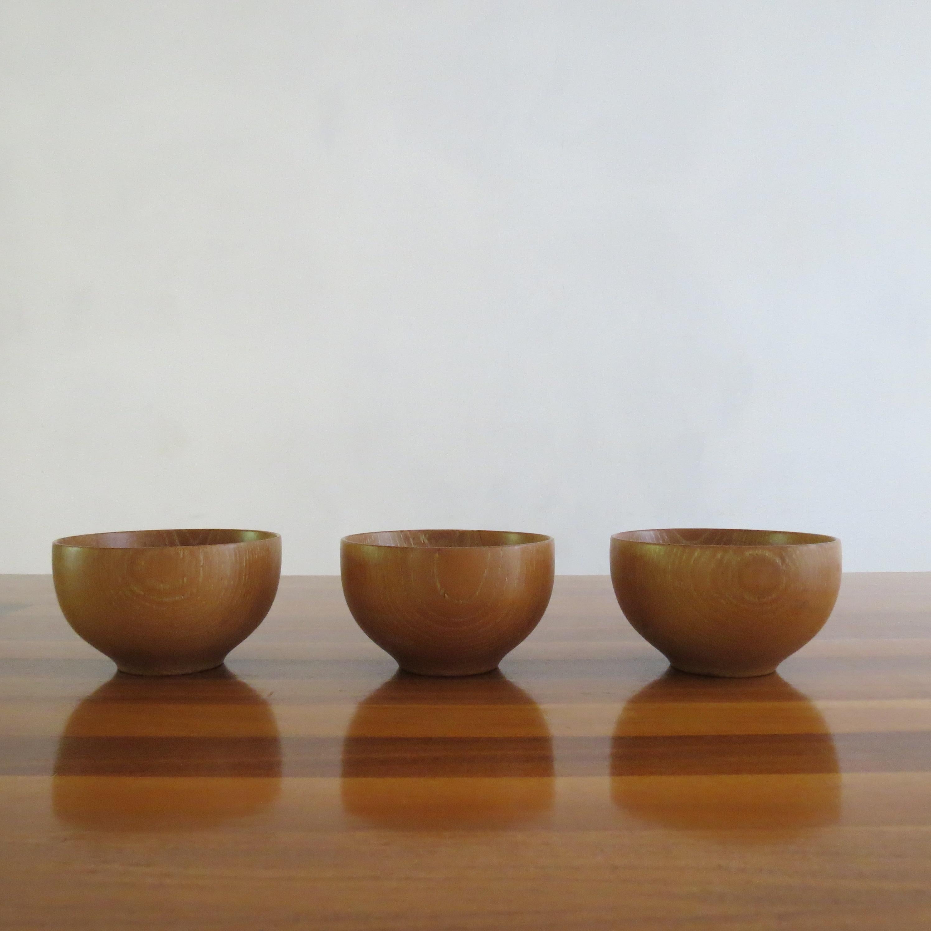 Elegante trío de cuencos torneados a mano. Los cuencos están exquisitamente torneados y tienen un borde muy fino. Hechos con fresno inglés, los cuencos se han suavizado con el tiempo y tienen un bonito color y un hermoso veteado. El conjunto es