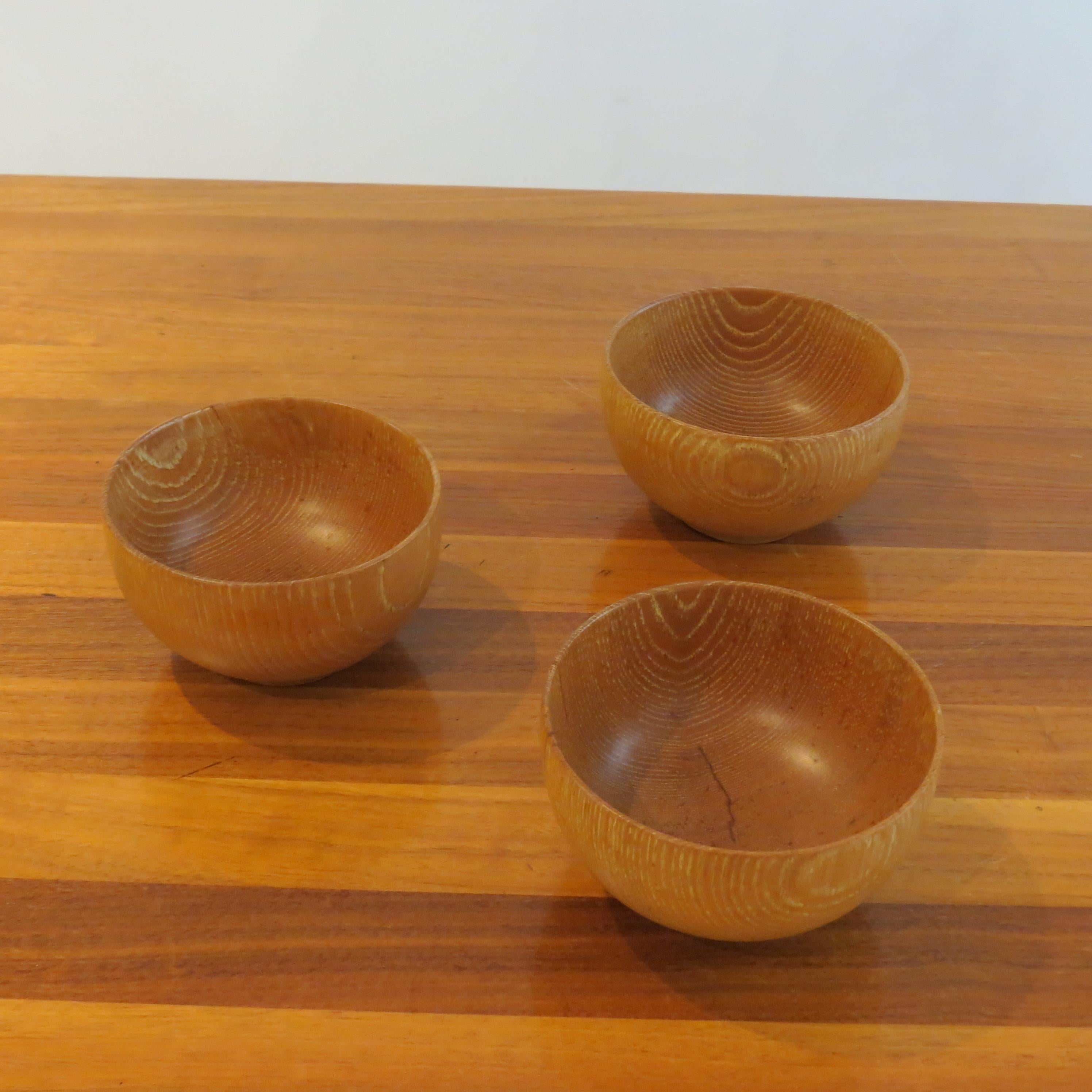 Juego de 3 ceniceros de madera de los años 70 fabricados a mano Moderno de mediados de siglo en venta