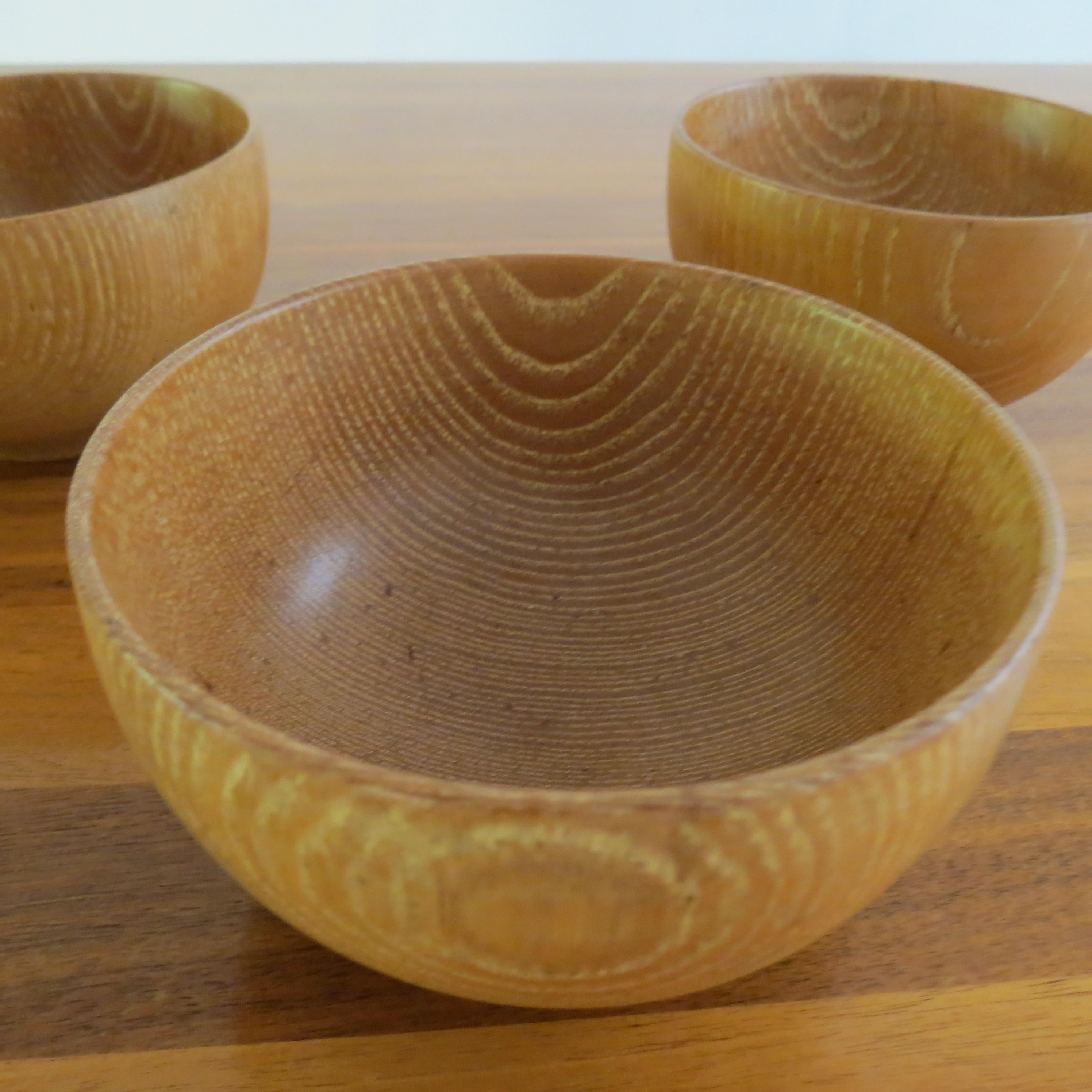 Juego de 3 ceniceros de madera de los años 70 fabricados a mano Inglés en venta