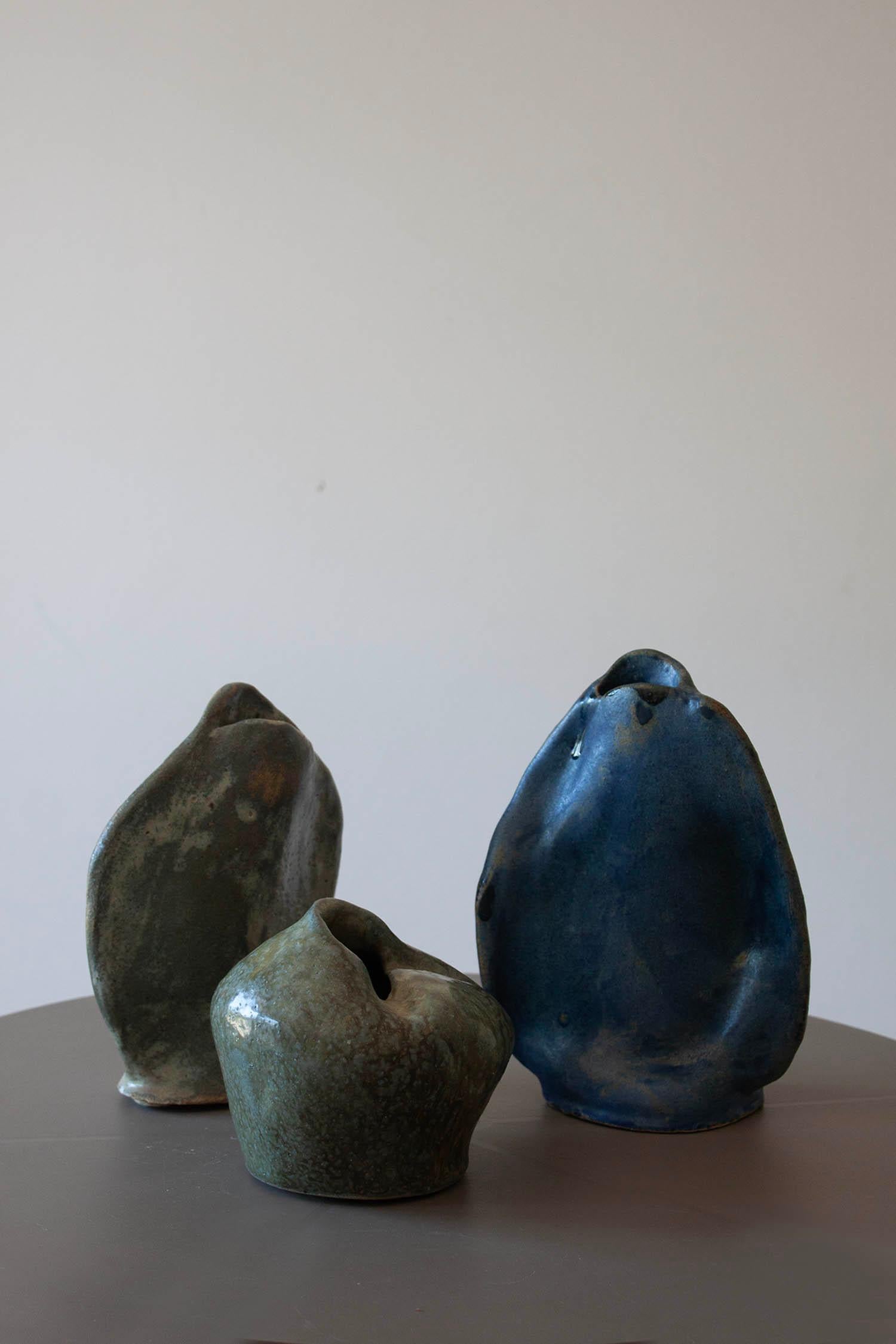 Organique Ensemble de 3 vases suisses artisanaux en grès bleu et vert de forme organique en vente