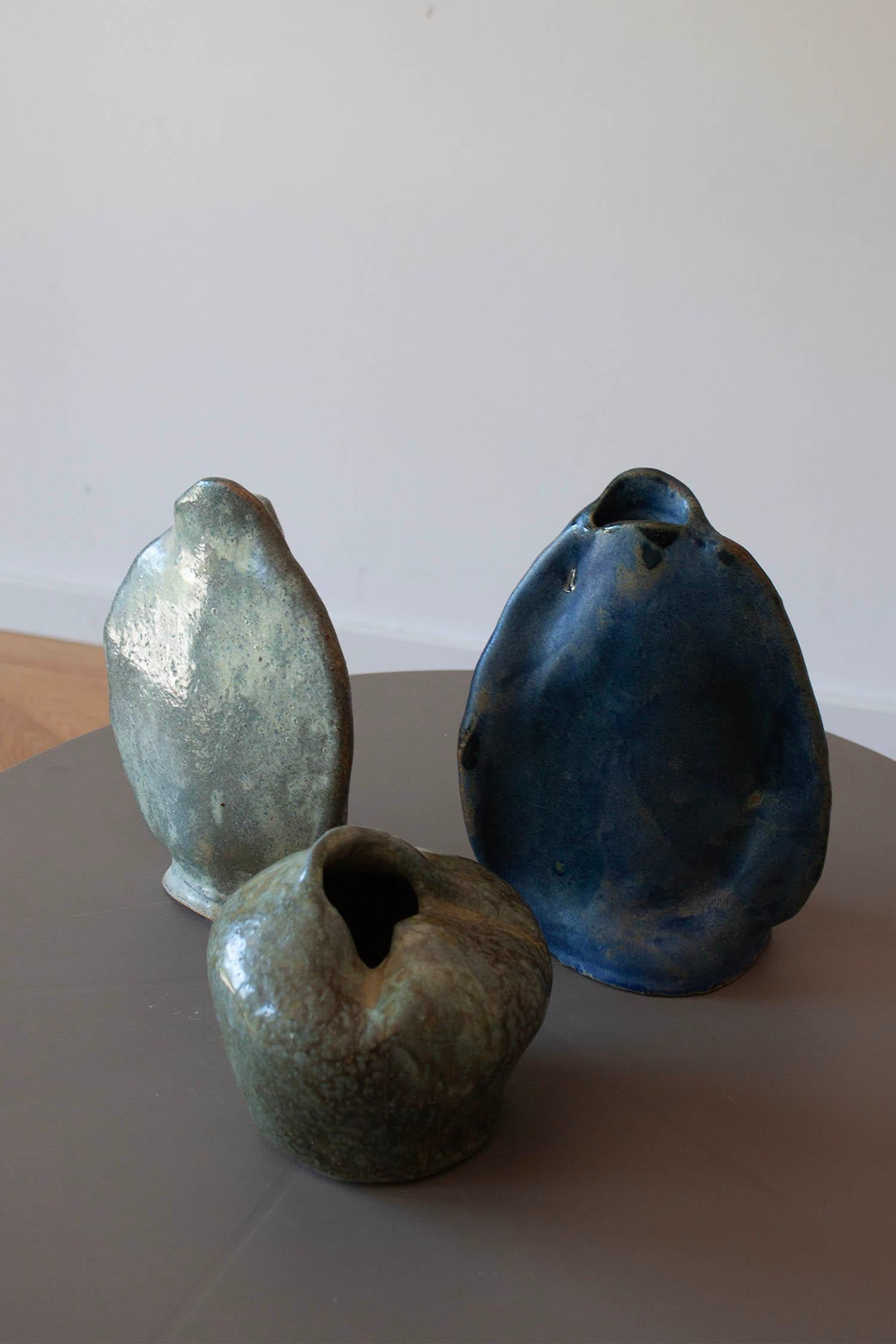 Allemand Ensemble de 3 vases suisses artisanaux en grès bleu et vert de forme organique en vente