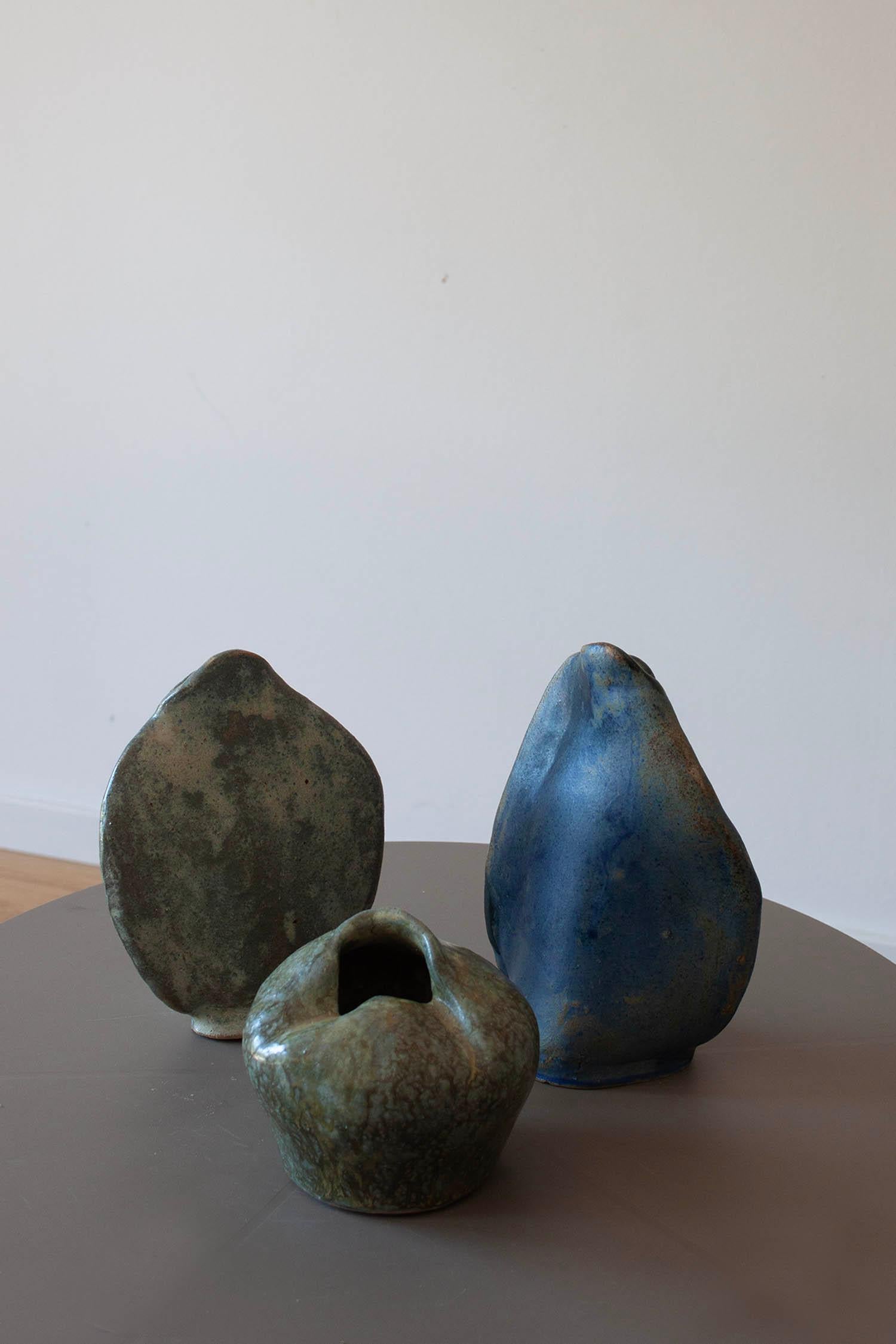 Fait main Ensemble de 3 vases suisses artisanaux en grès bleu et vert de forme organique en vente