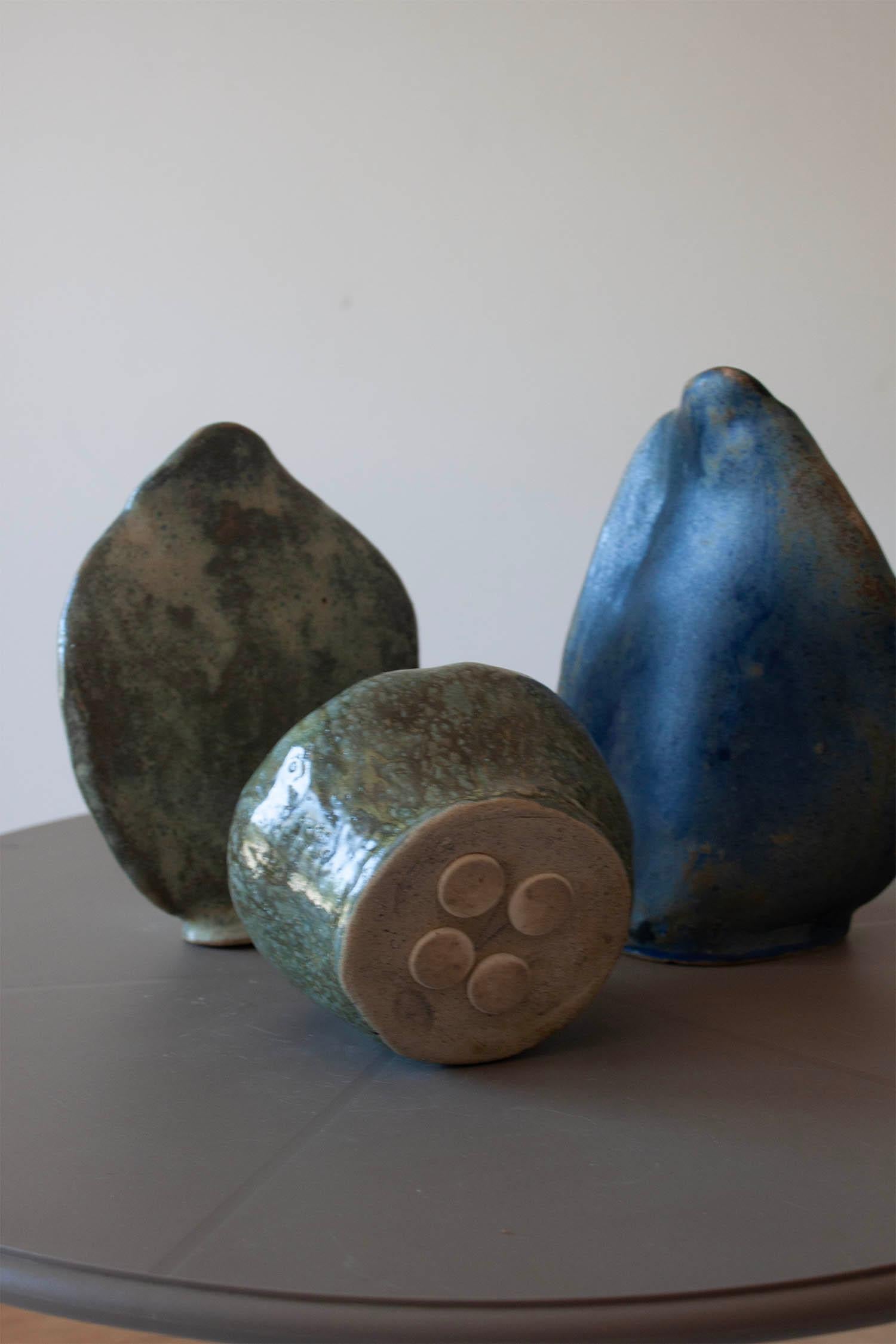 Ensemble de 3 vases suisses artisanaux en grès bleu et vert de forme organique Bon état - En vente à Rümmingen, BW