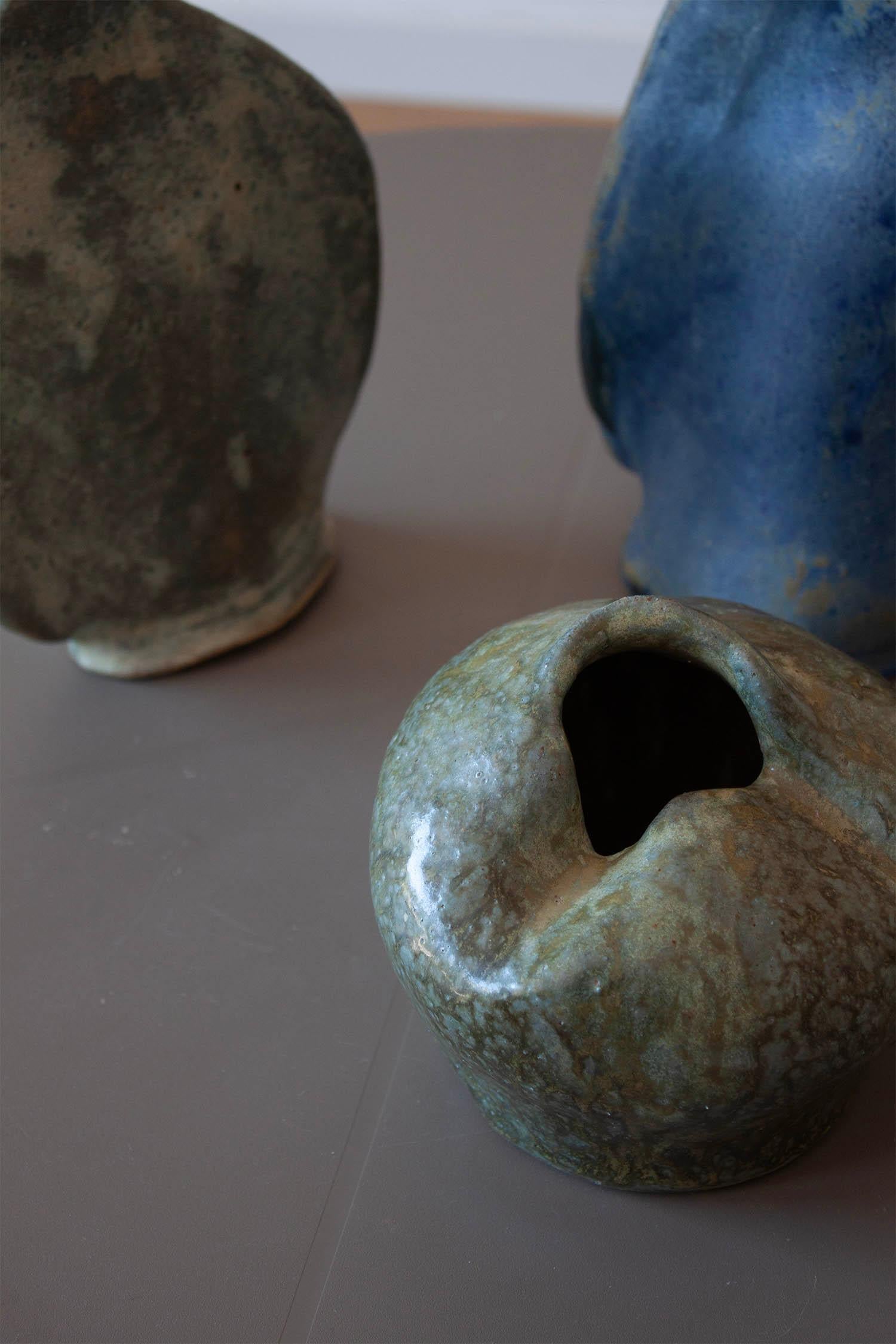 20ième siècle Ensemble de 3 vases suisses artisanaux en grès bleu et vert de forme organique en vente