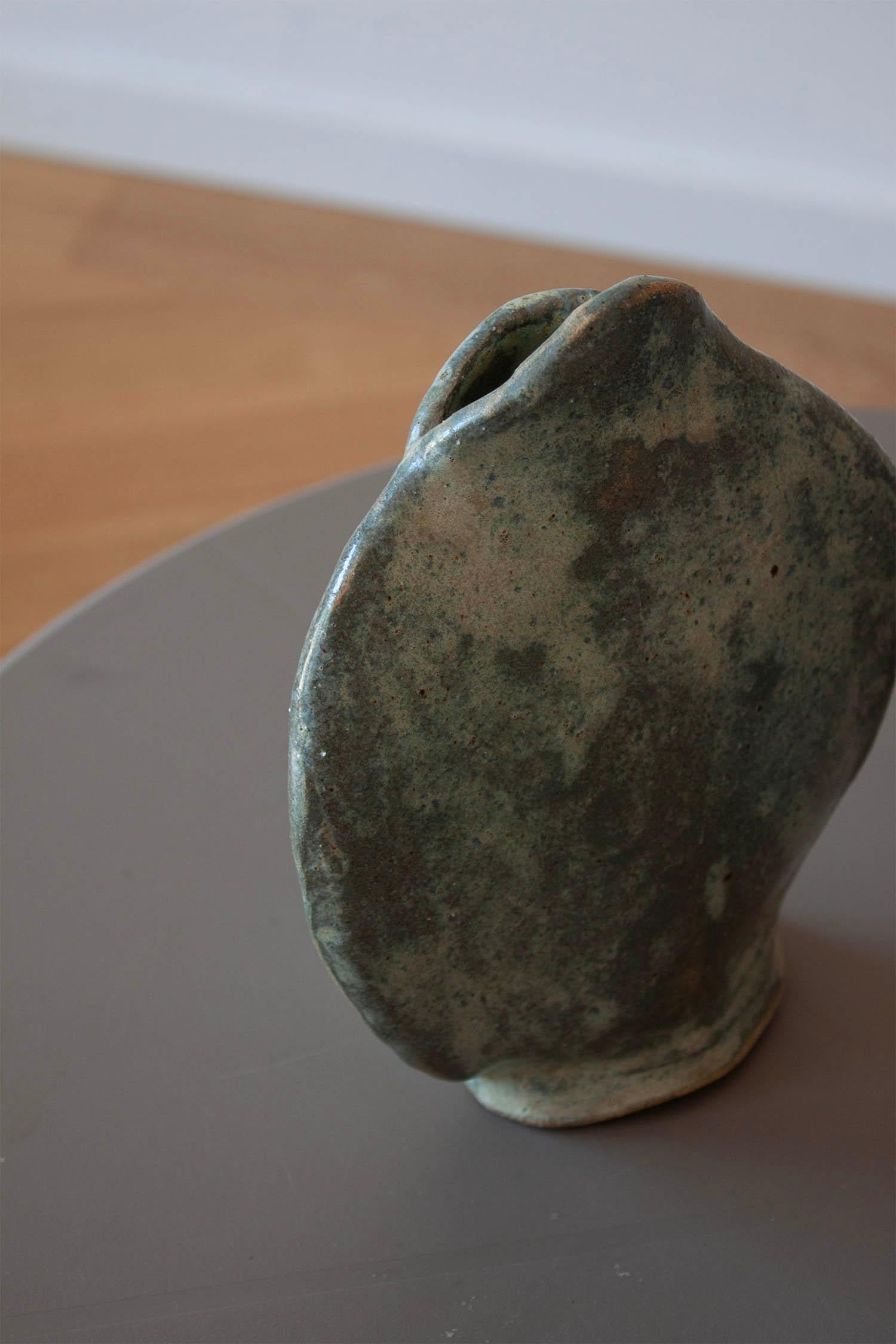Céramique Ensemble de 3 vases suisses artisanaux en grès bleu et vert de forme organique en vente