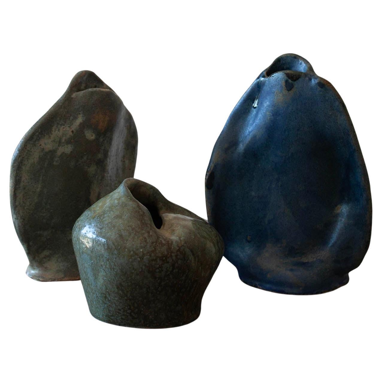 Ensemble de 3 vases suisses artisanaux en grès bleu et vert de forme organique en vente