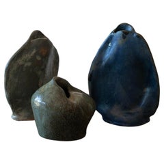 lote de 3 jarrones artesanales de gres suizo con forma orgánica azul y verde