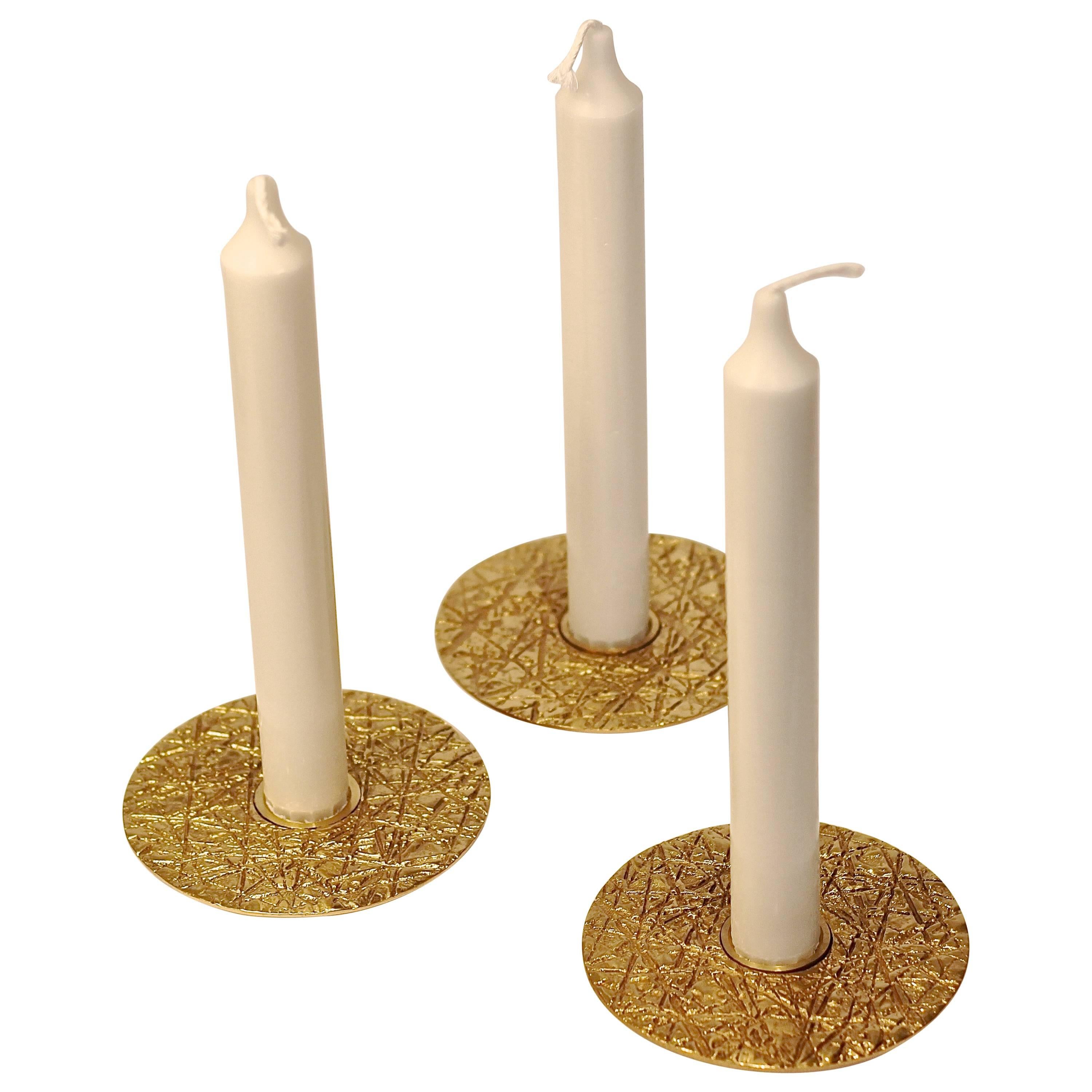 Set von 3 handgefertigten Kutch-Kerzenhaltern aus Messingguss, spitz zulaufende Kerzen