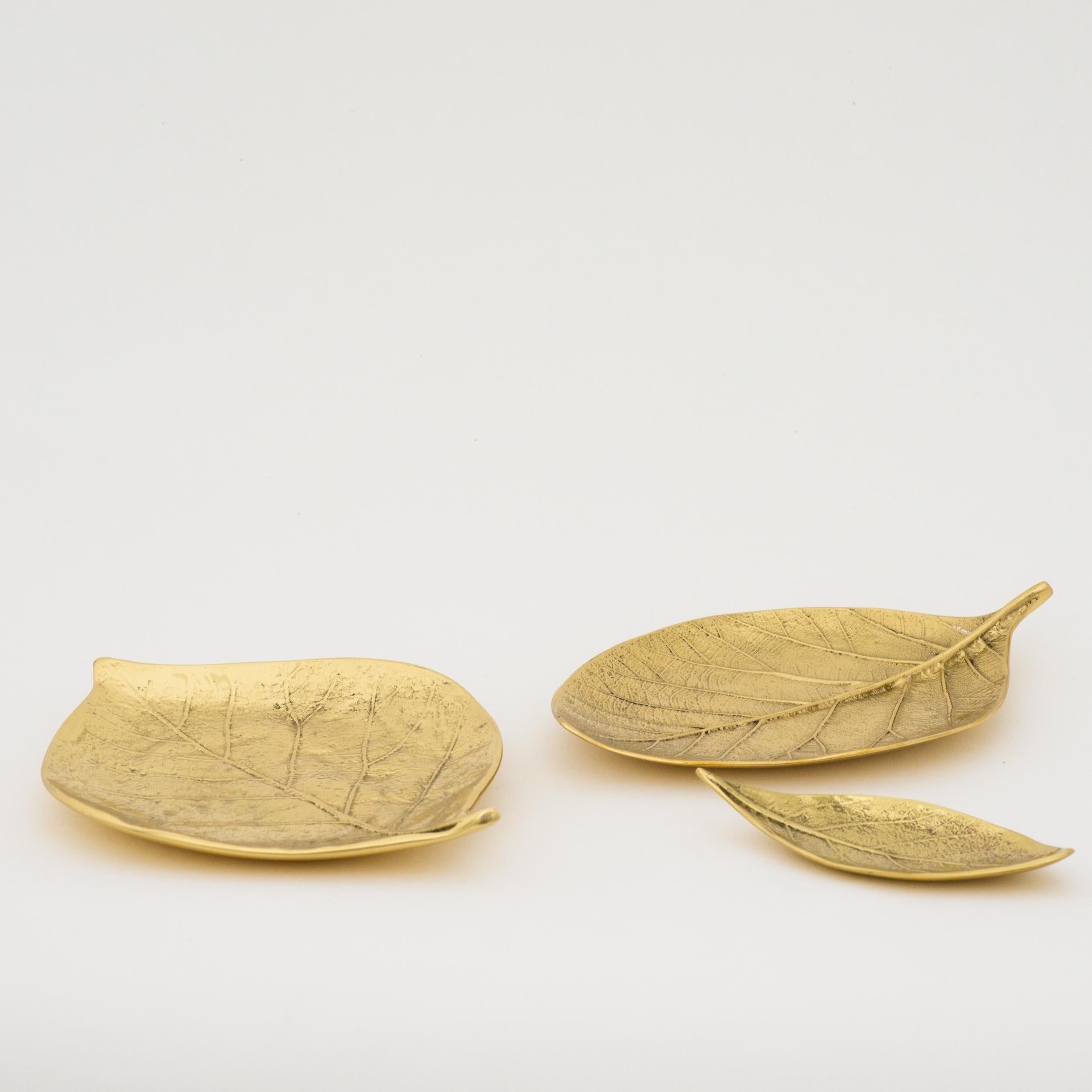 Organic Modern Set of 3 Handmade Cast Brass Leaves Decorative Dishes, Vide Poches For Sale
