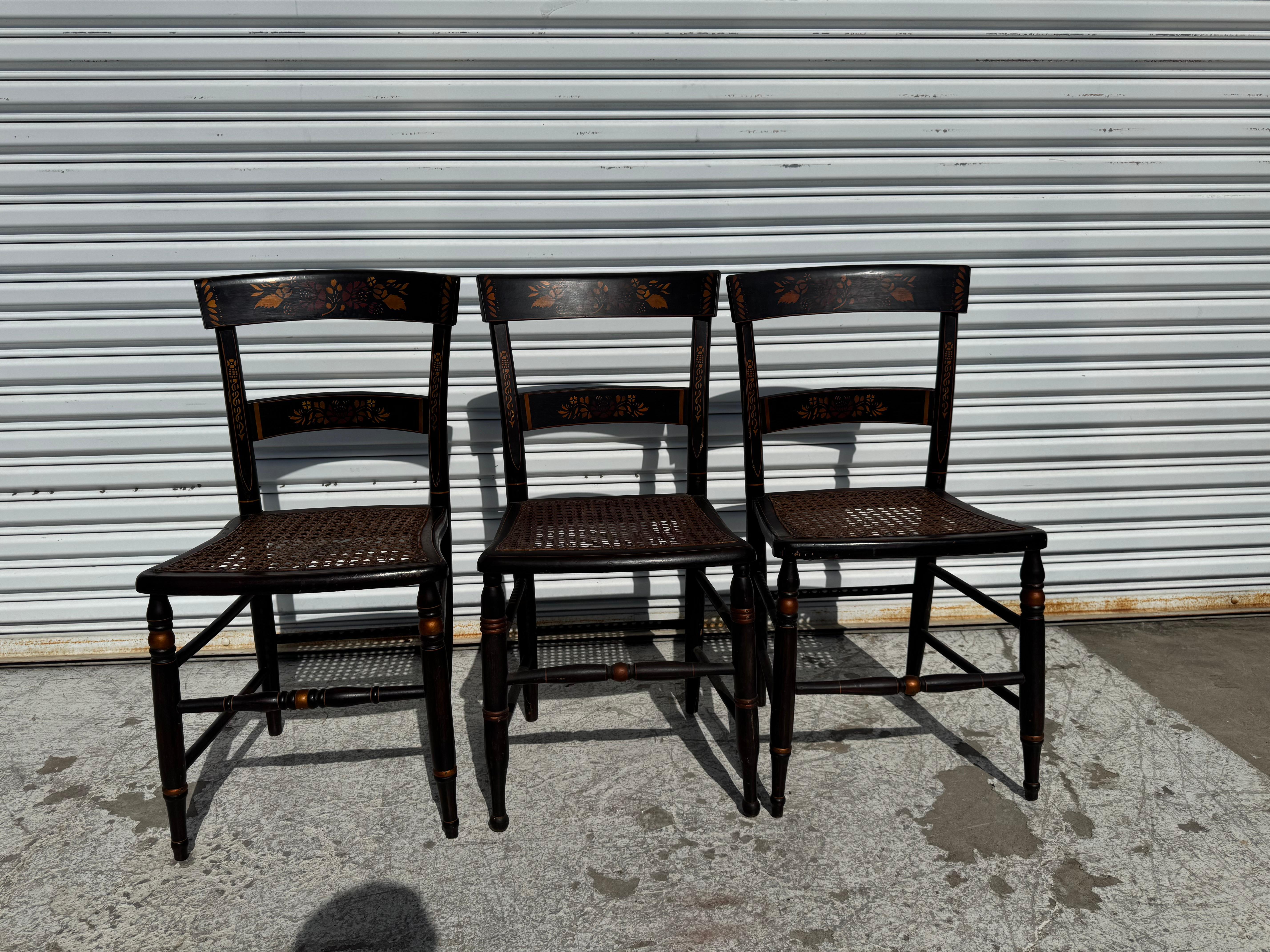 Juego de 3 sillas auxiliares estilo Hitchcock pintadas a mano con asientos de caña clásico estadounidense en venta