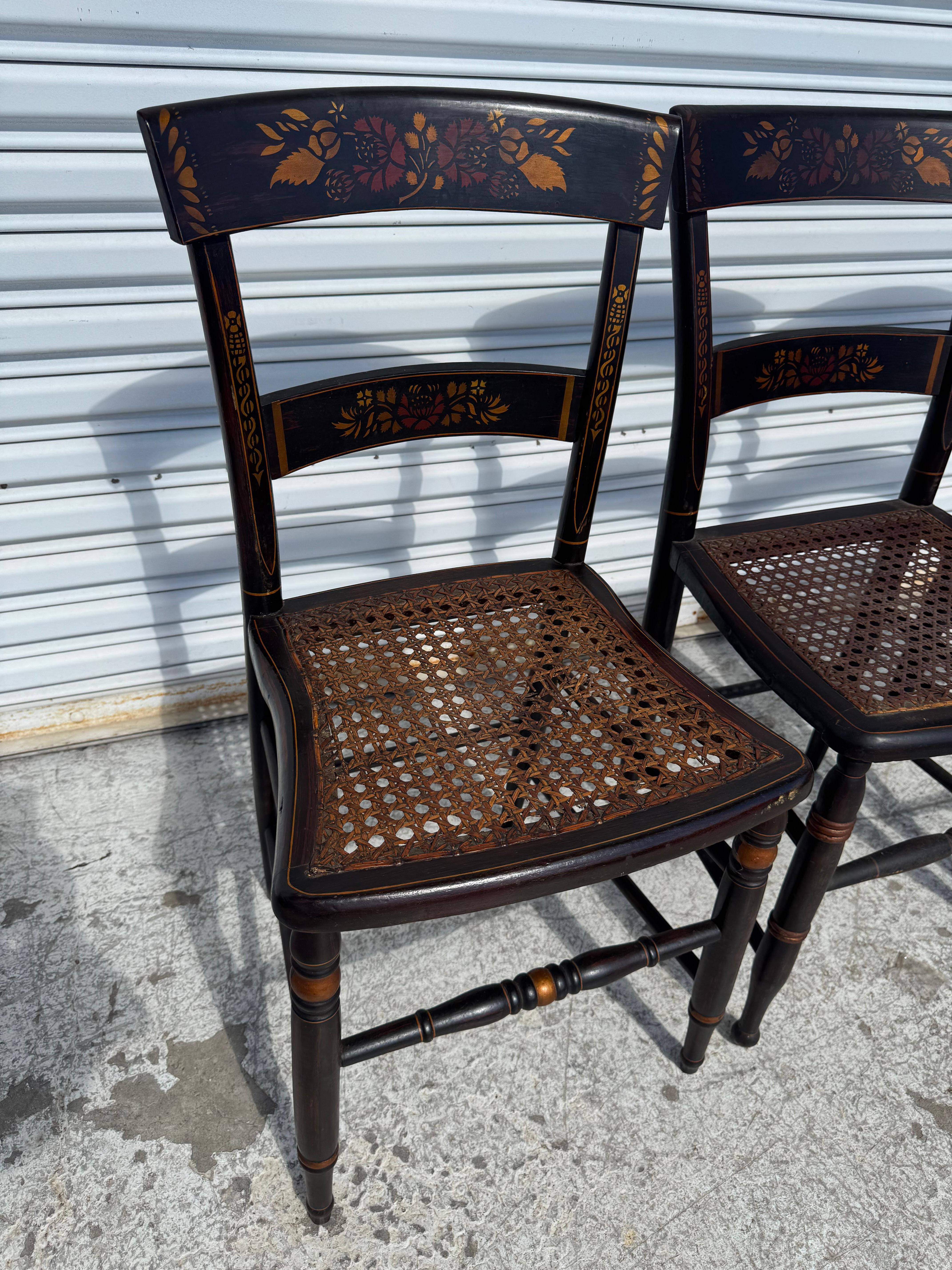 Juego de 3 sillas auxiliares estilo Hitchcock pintadas a mano con asientos de caña Estadounidense en venta