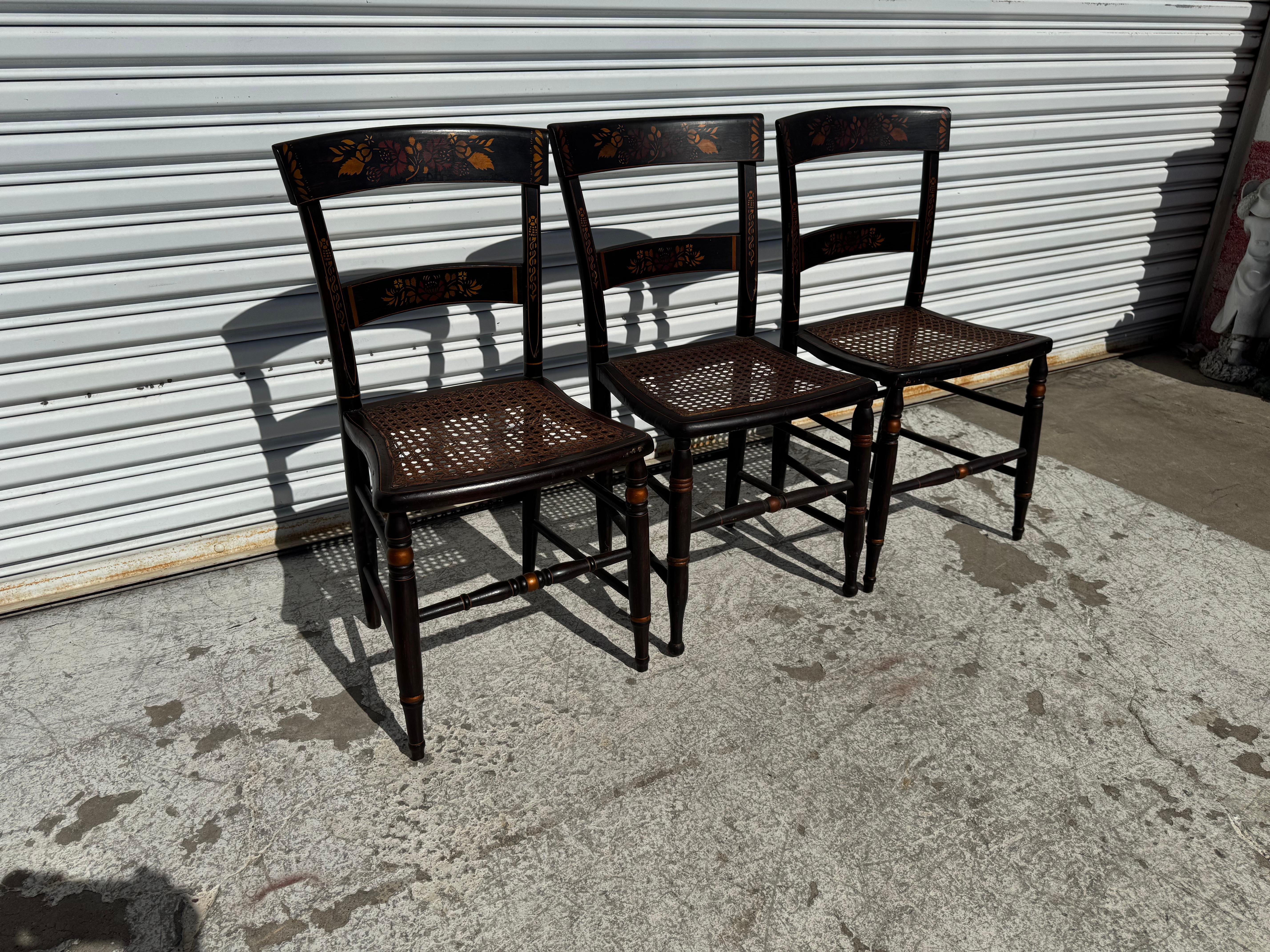 Juego de 3 sillas auxiliares estilo Hitchcock pintadas a mano con asientos de caña en Bueno estado para la venta en Pasadena, TX