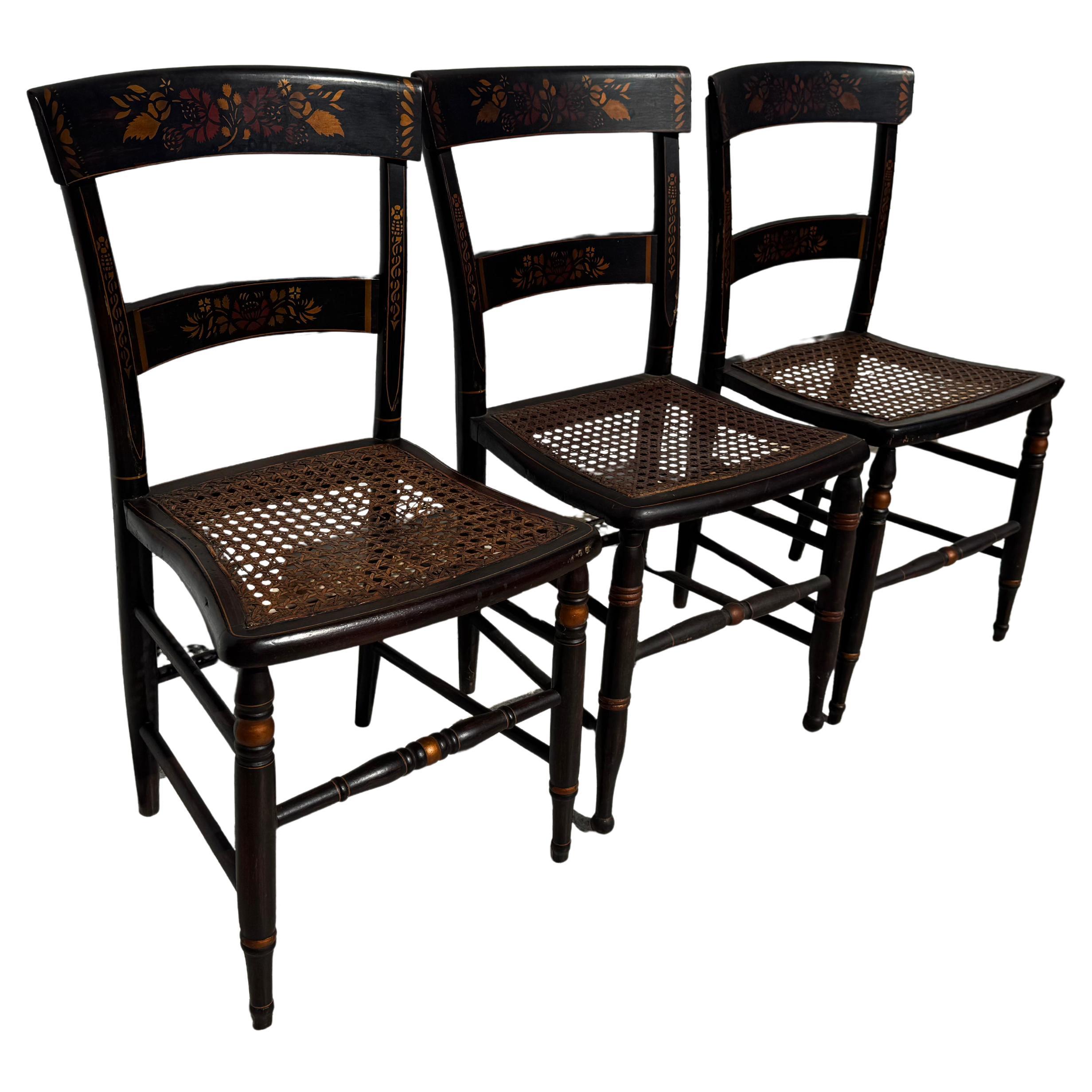 Ensemble de 3 chaises d
appoint de style Hitchcock peintes à la main avec sièges en rotin