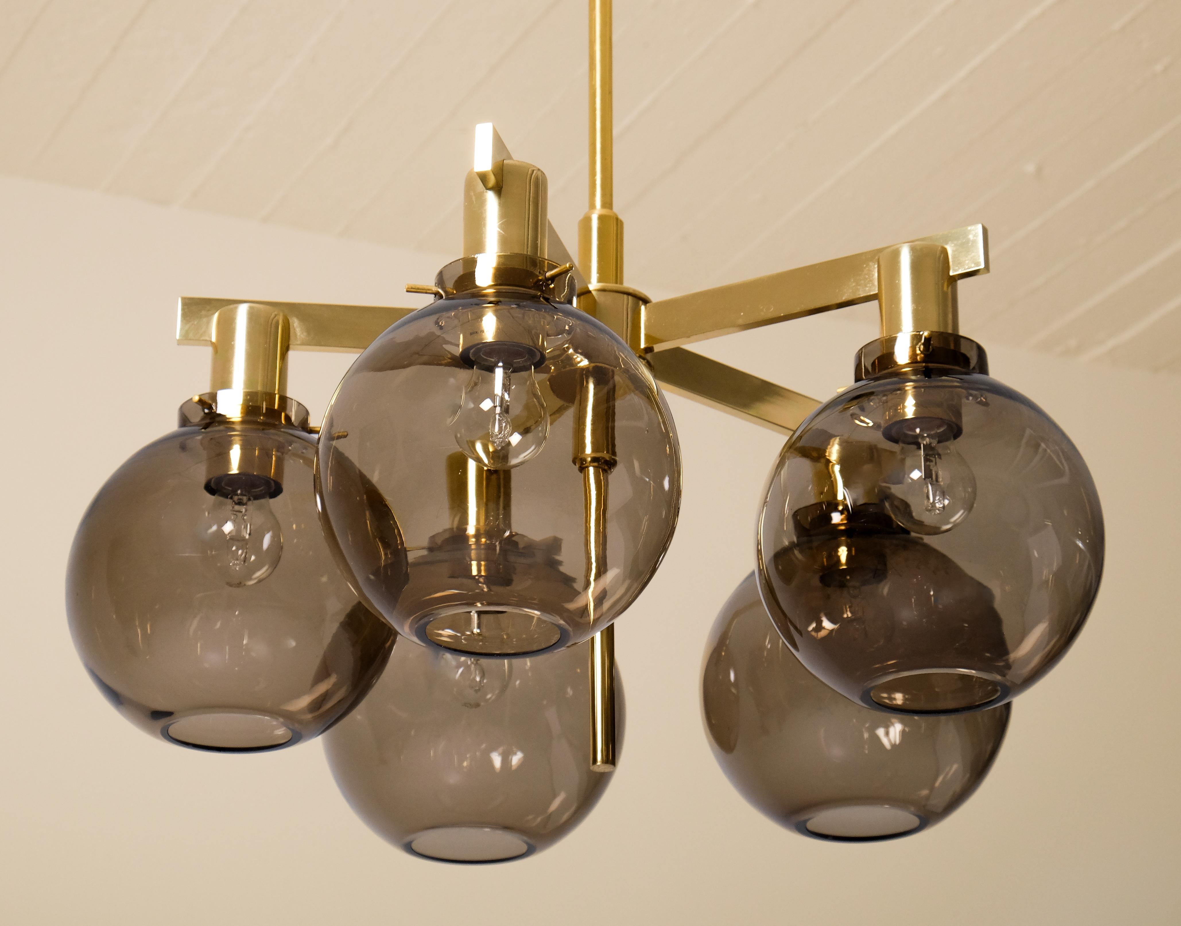 Disegnato da Hans-Agne Jakobsson. Prodotto da Hans-Agne Jakobsson AB a AB Markaryd, Svezia, anni '1960.
Altezza: 65 cm (può essere allungata su richiesta)
Diametro: 65 cm

   