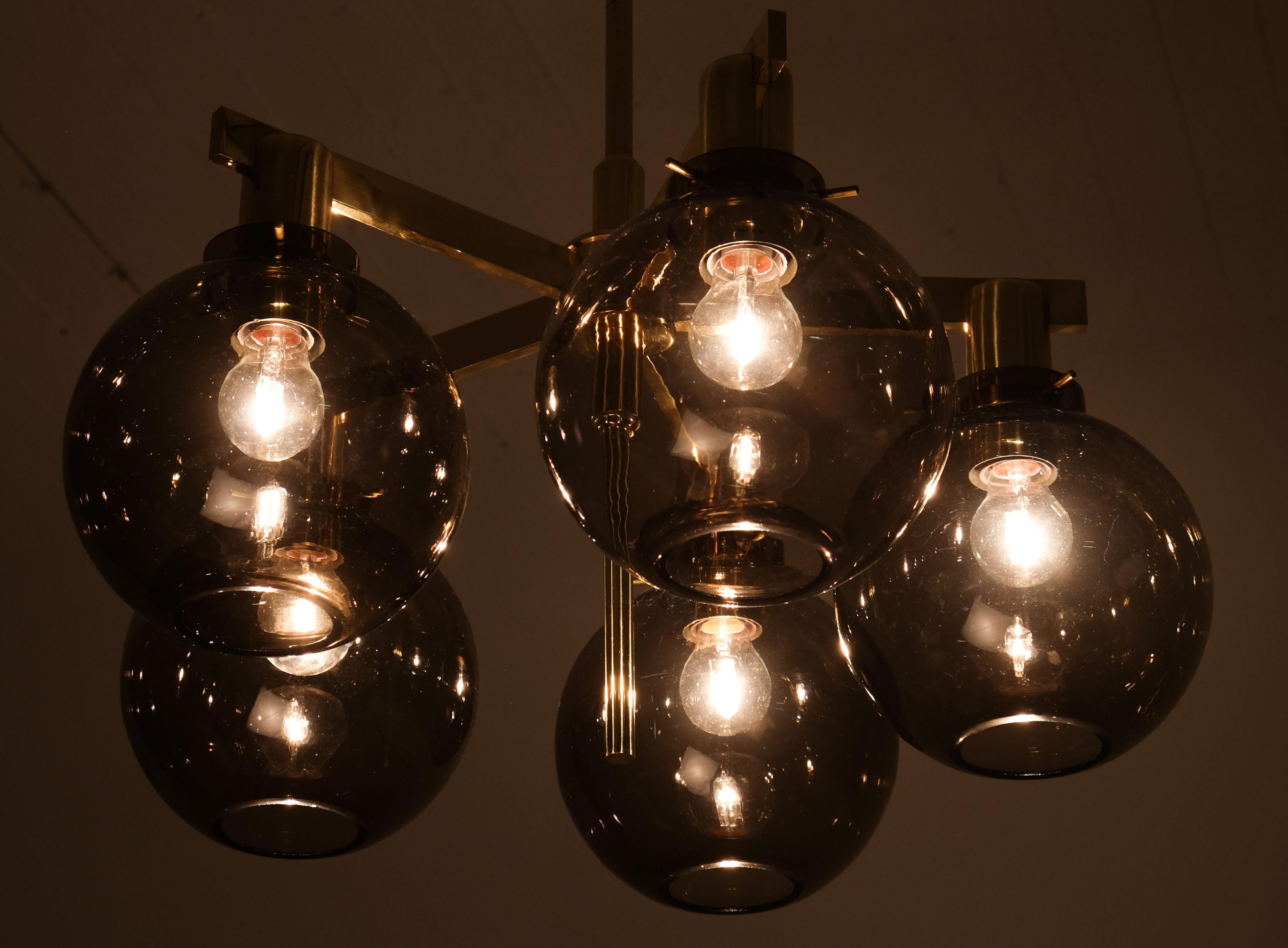 Svedese Set di 3 lampadari in ottone Hans-Agne Jakobsson Model 348/5, anni '60 in vendita