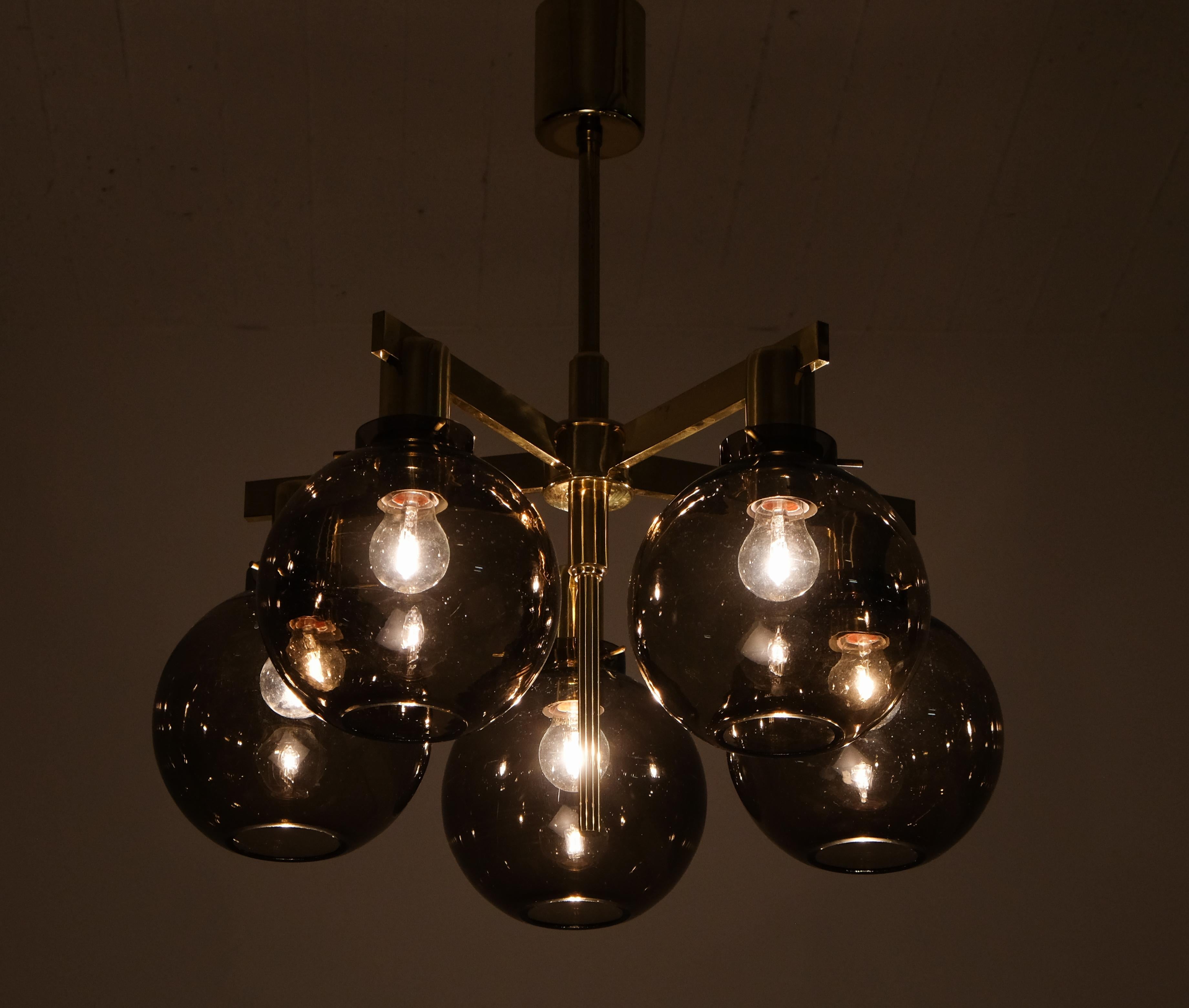 Metà XX secolo Set di 3 lampadari in ottone Hans-Agne Jakobsson Model 348/5, anni '60 in vendita