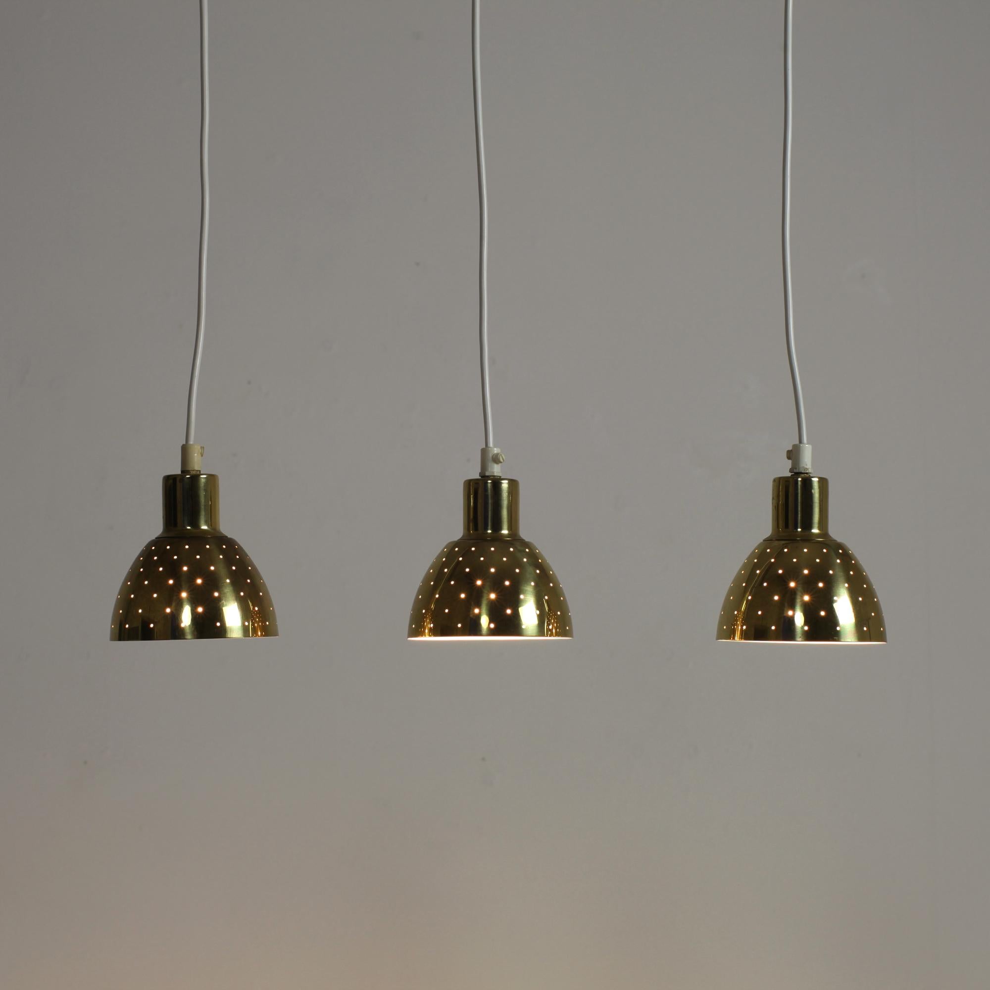 Scandinavo moderno Set di 3 pendenti in ottone Hans-Agne Jakobsson Flora per Markaryd, Svezia, anni '60 in vendita