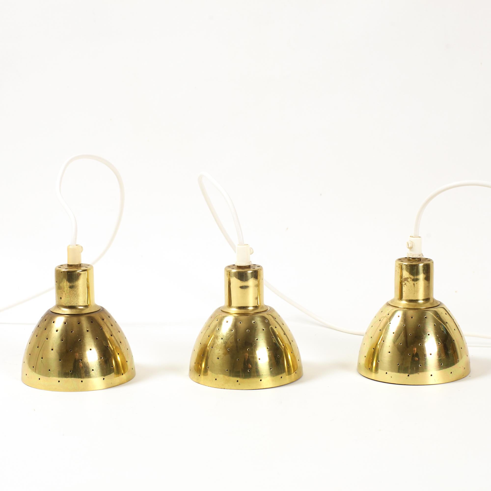 Set di 3 pendenti in ottone Hans-Agne Jakobsson Flora per Markaryd, Svezia, anni '60 In condizioni buone in vendita a Saint  Ouen, FR