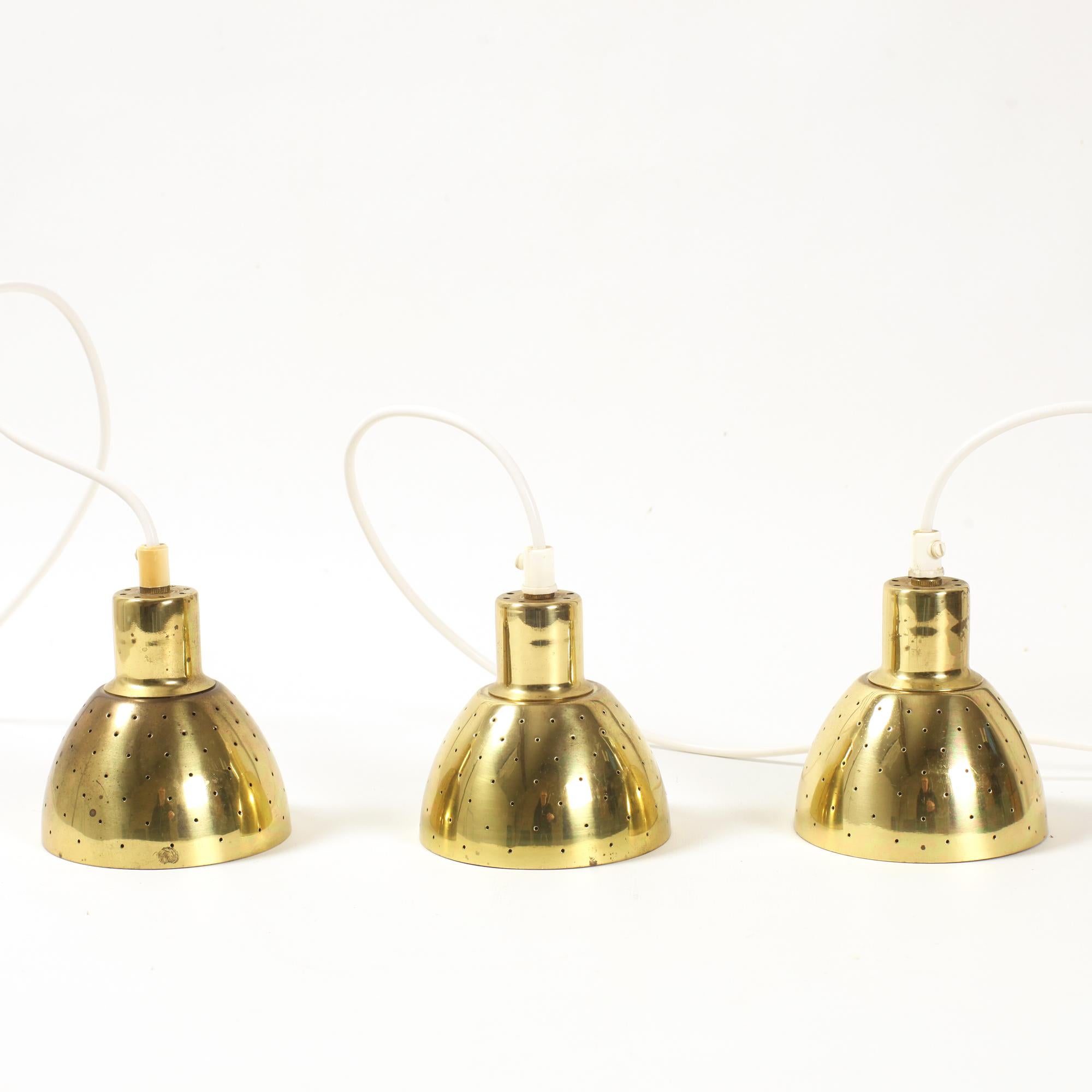 Metà XX secolo Set di 3 pendenti in ottone Hans-Agne Jakobsson Flora per Markaryd, Svezia, anni '60 in vendita