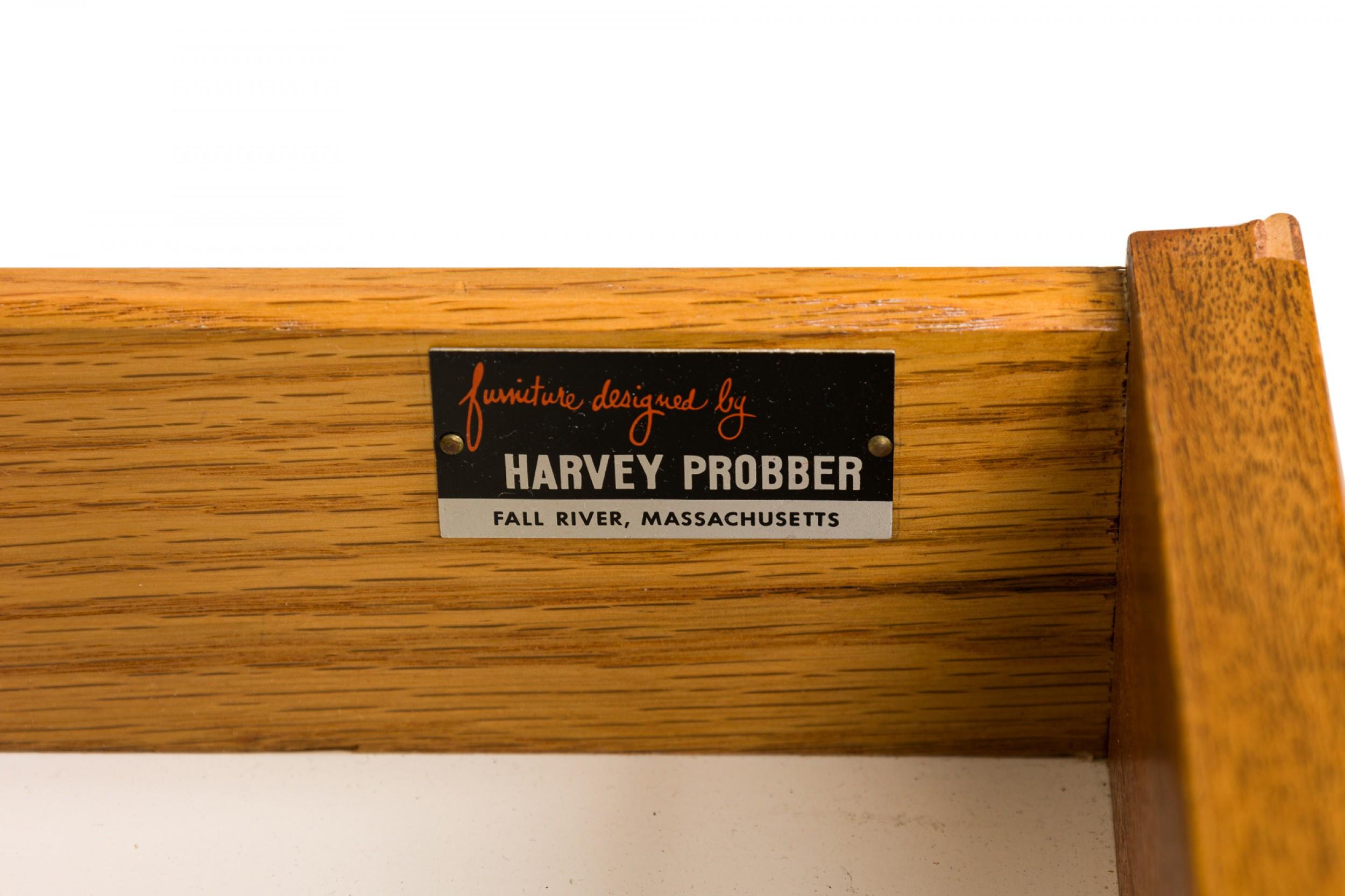 Satz von 3 Harvey Probber-Nachttischen aus Holz mit zwei Schubladen und offenem Schrank im Angebot 3