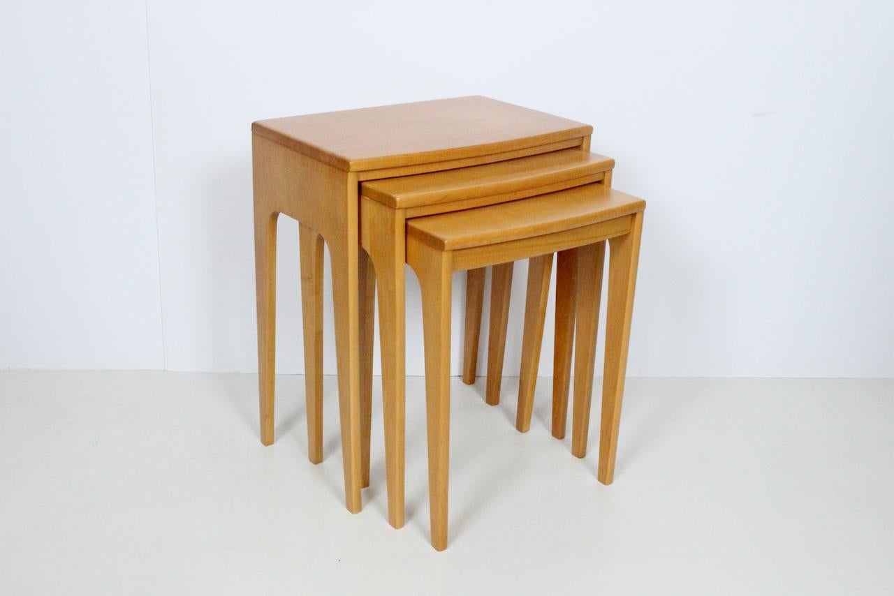 Set of 3 Heywood Wakefield Style Solid Maple Nesting Tables, 1950's In Good Condition In Bainbridge, NY