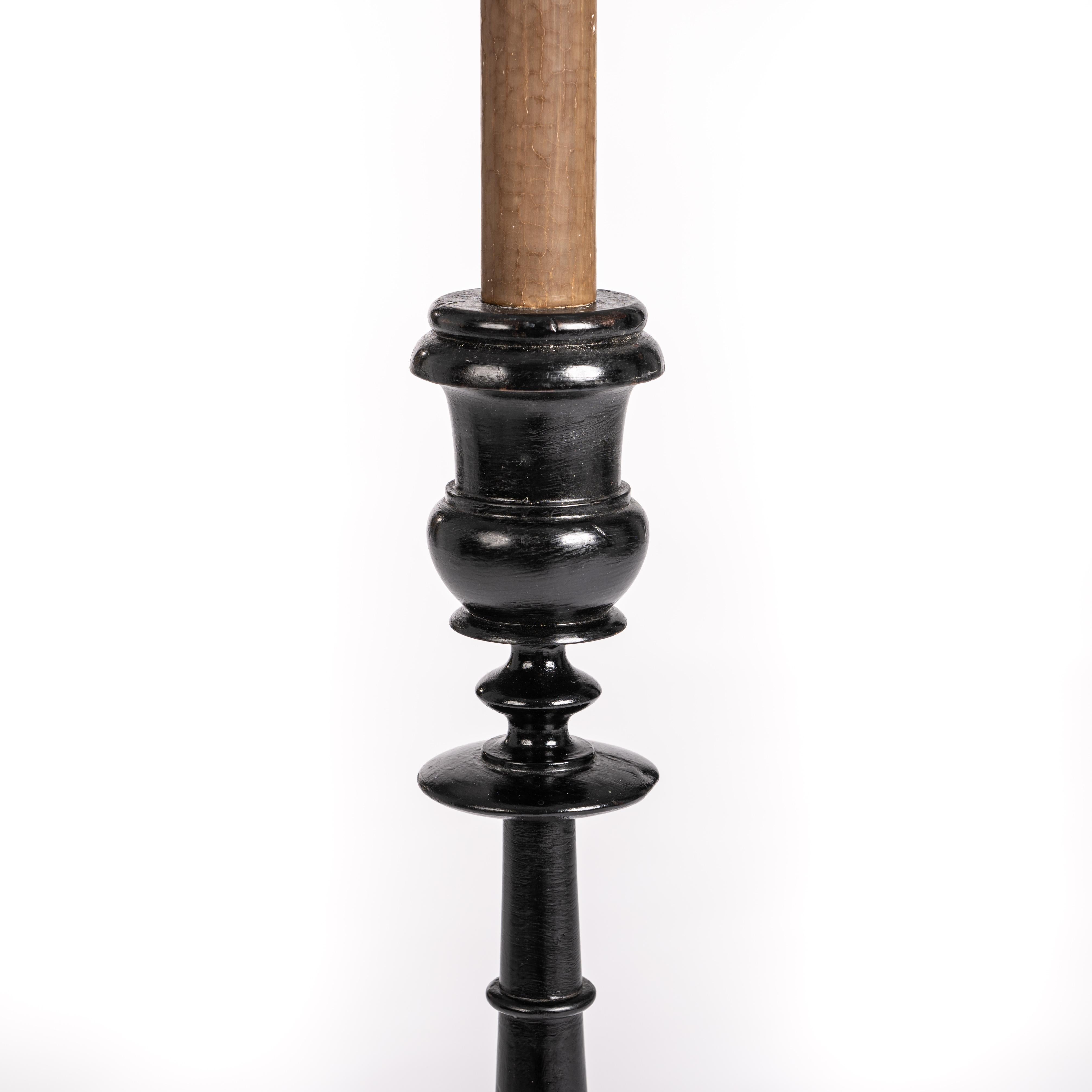 Satz von 3 großen schwarzen ebonisierten französischen Napoleon-III-Kerzenleuchtern.

Die gedrechselten Kerzenhalter haben eine elegante Siluette, die etwas höhere Basis von 15cm Durchmesser und 7cm Höhe auf 3 kleinen runden Barockfüßen bildet die