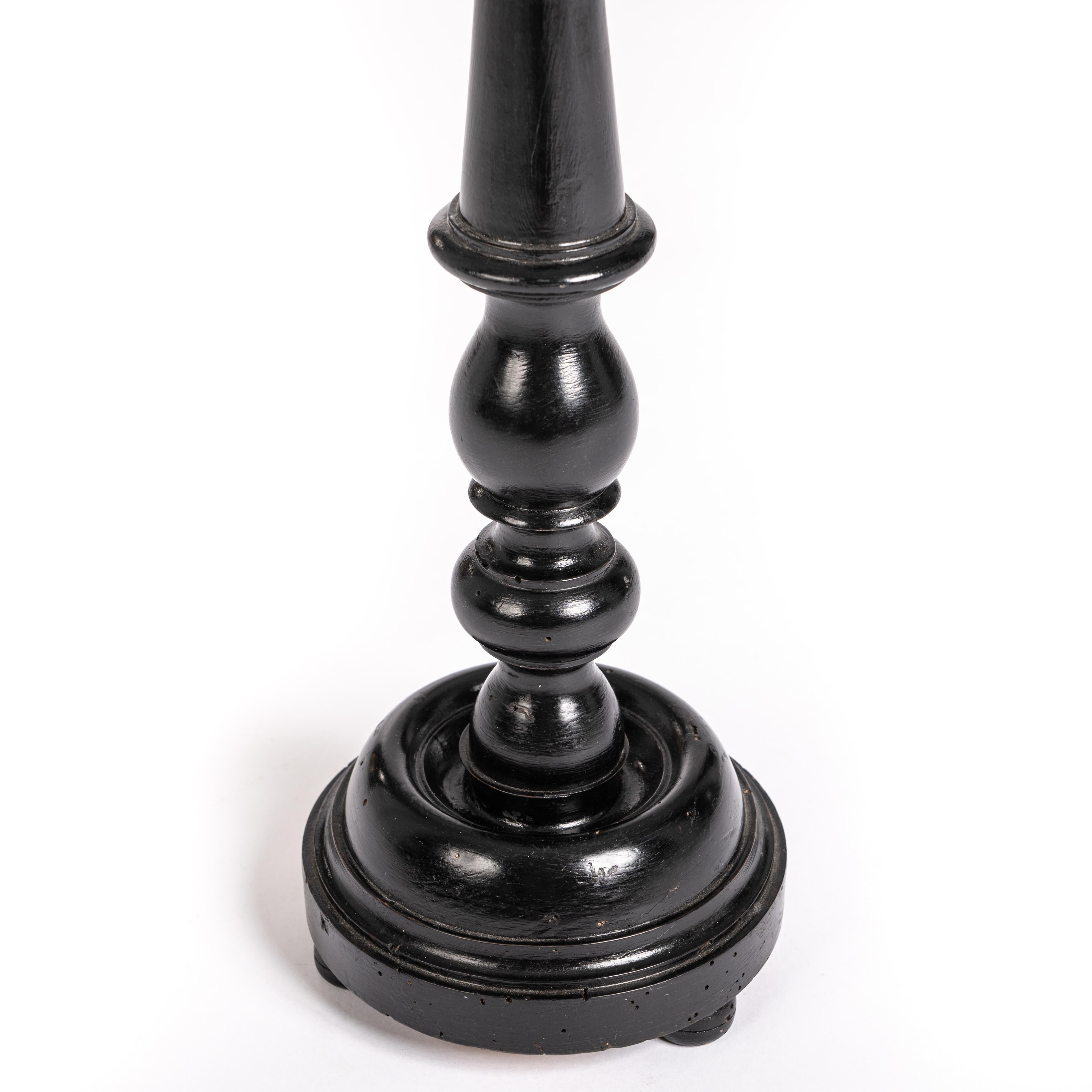 Satz von 3 hohen schwarz ebonisiert geschnitzt Französisch Napoleon III Kerzenständer 1860s (Napoleon III.) im Angebot