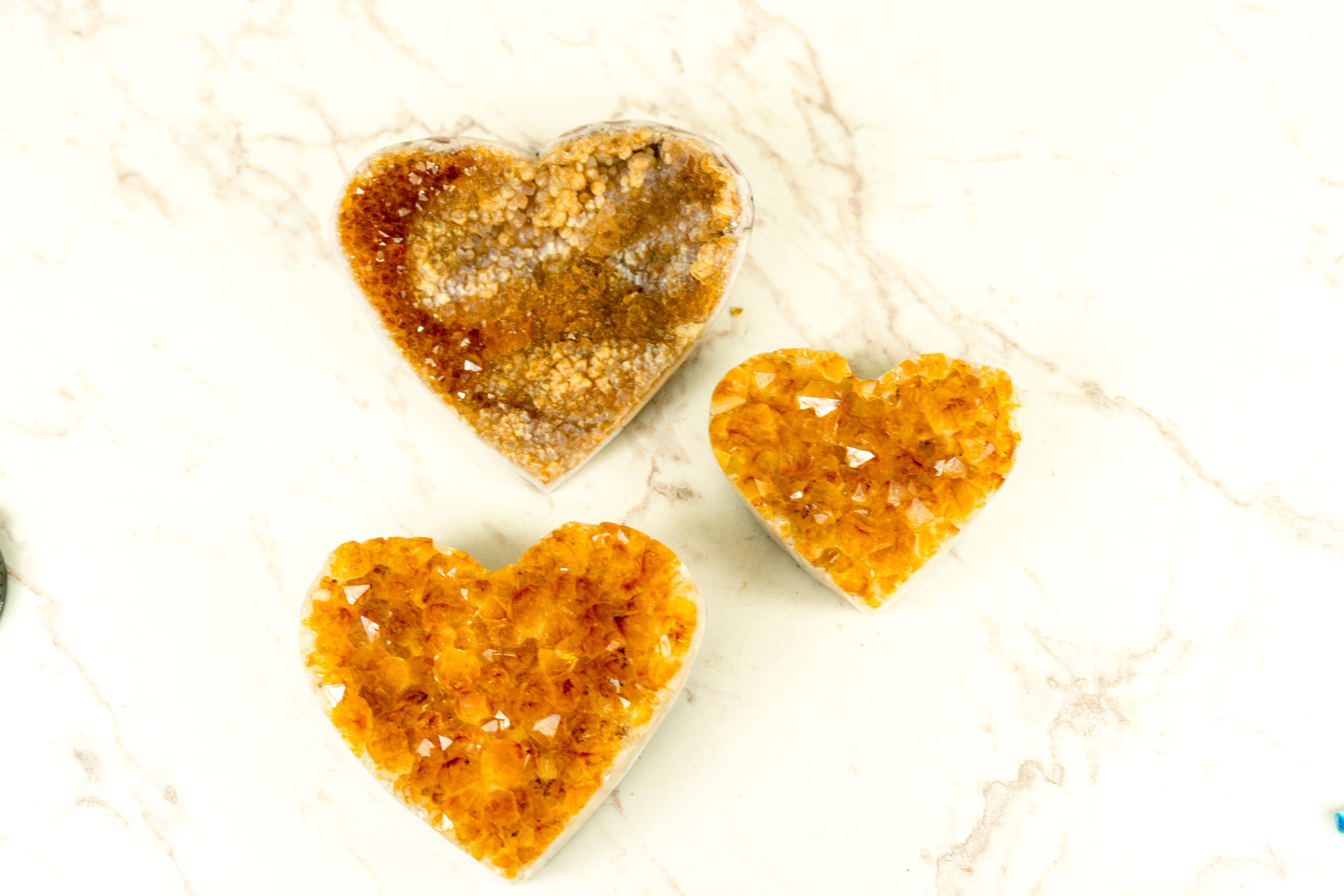 Set di 3 cuori di citrino arancione intenso di alta qualità, uno con druzy di citrino galattico In condizioni Nuovo in vendita a Ametista Do Sul, BR