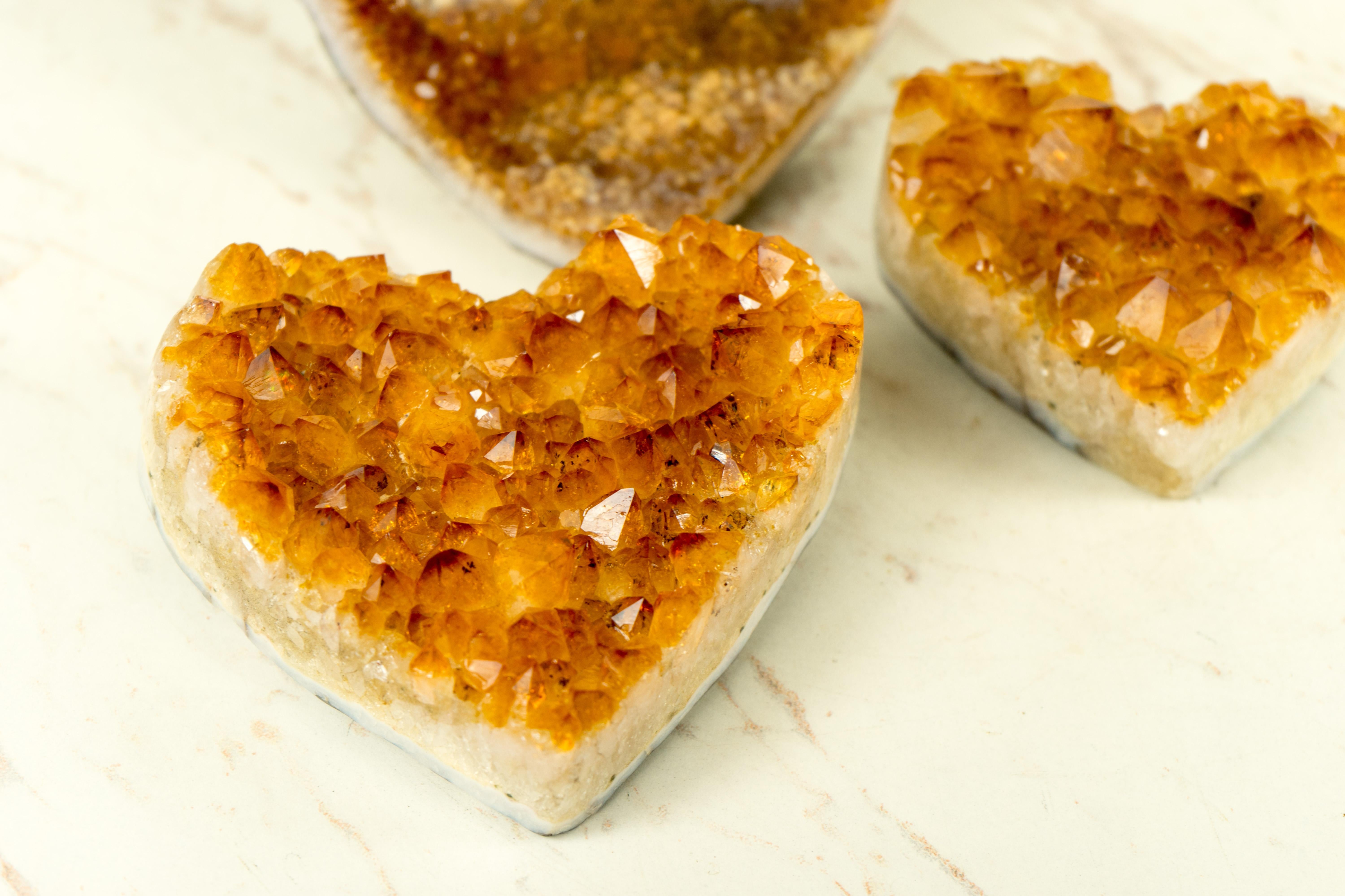 Set di 3 cuori di citrino arancione intenso di alta qualità, uno con druzy di citrino galattico in vendita 1