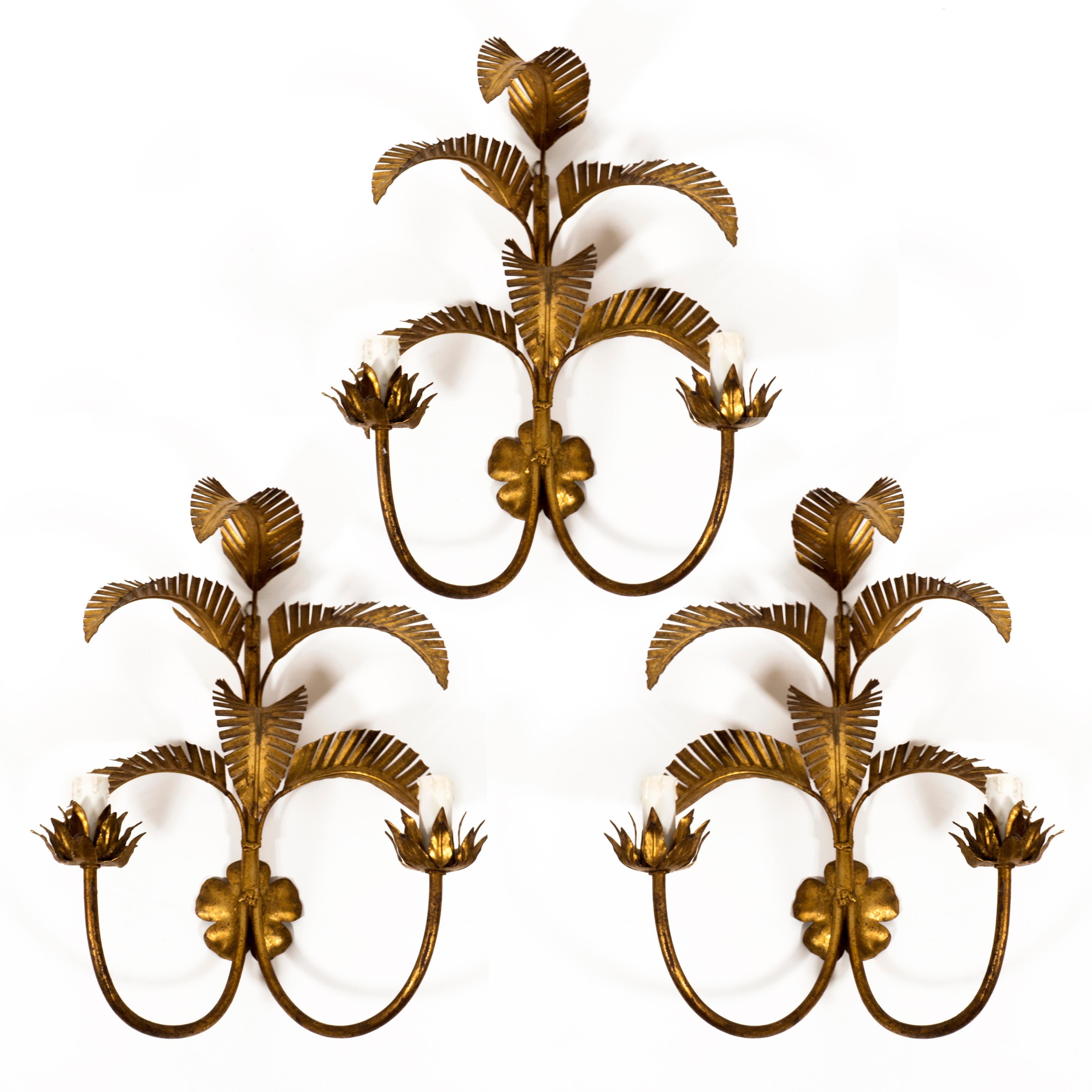 Goregous set consisting 3 italian gilt metal palm leaves Wall Lights Sconces rom the 1970s. Each lamp has two holders fitted with E14 sockets.
These lamps are both lighting and sculpture. Suitable for all living areas and highly decorative.
Very