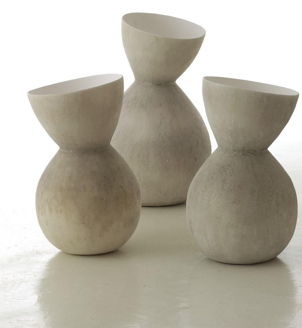 Set di 3 vasi Incline di Imperfettolab
Dimensioni: 
Ø 38 x H. 67 cm
Ø30 x H. 55 cm
Ø 28 x H. 49 cm
Materiali: Raw Material


Laboratorio Imperfetto
Chi siamo? Siamo una famiglia.
Verter Turroni, Emanuela Ravelli e i nostri figli Elia, Margherita ed