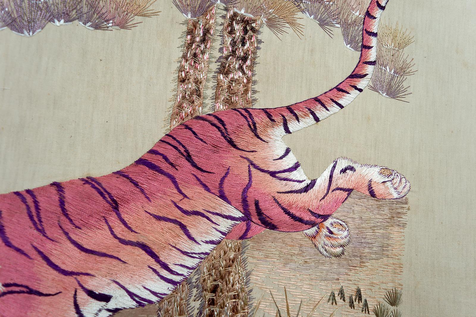 Ensemble de 3 tapisseries indochinoises en soie brodée Tigres et cerfs de l'Axe, années 1930 en vente 2
