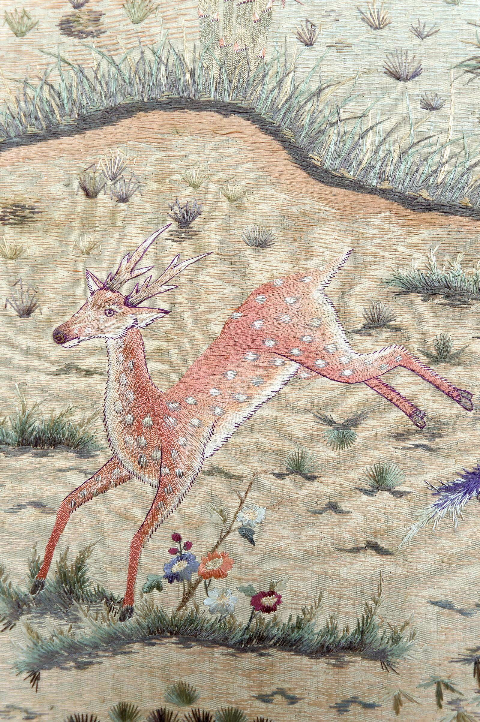 Ensemble de 3 tapisseries indochinoises en soie brodée Tigres et cerfs de l'Axe, années 1930 en vente 3