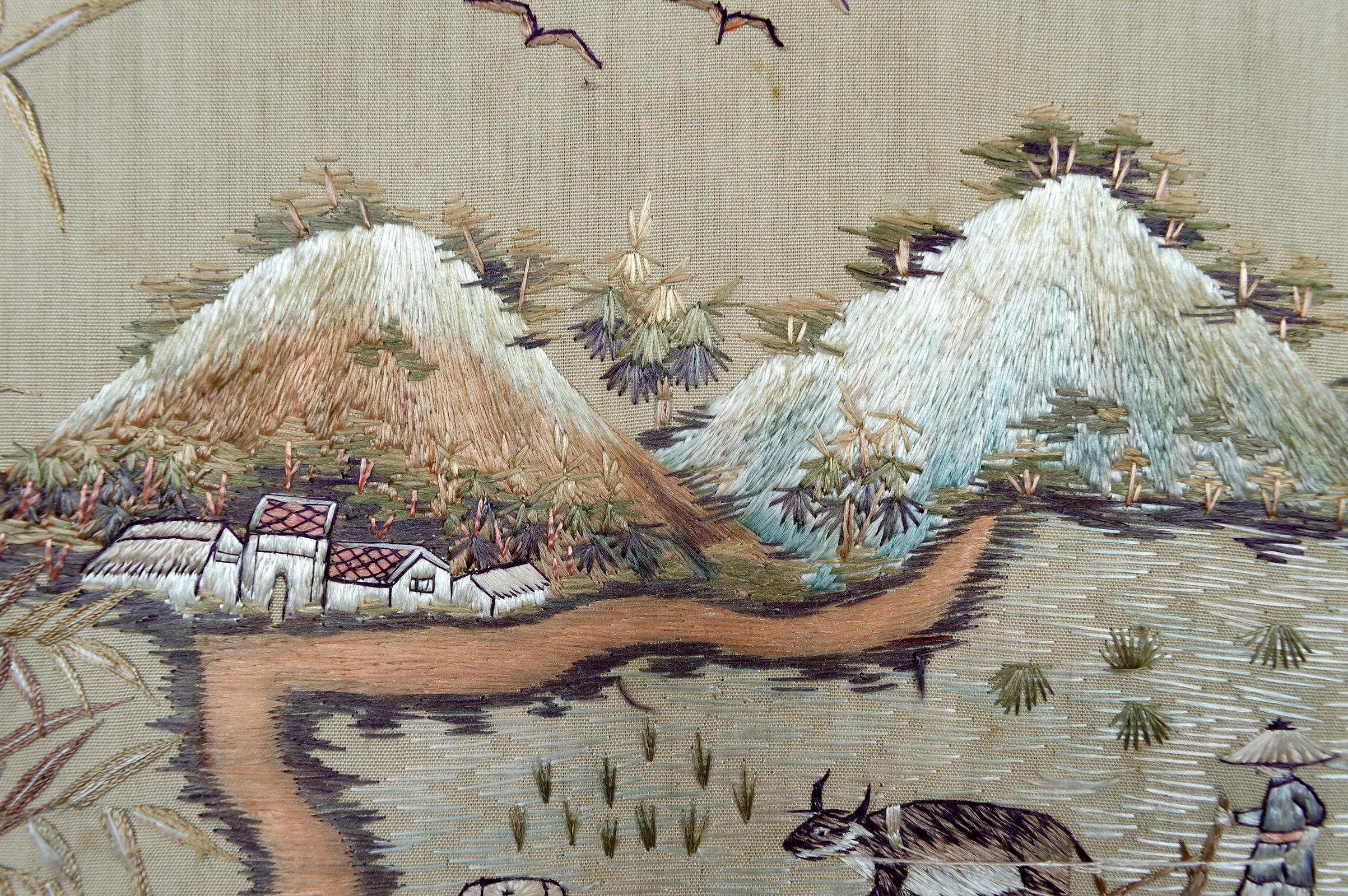 Ensemble de 3 tapisseries indochinoises en soie brodée Tigres et cerfs de l'Axe, années 1930 en vente 6