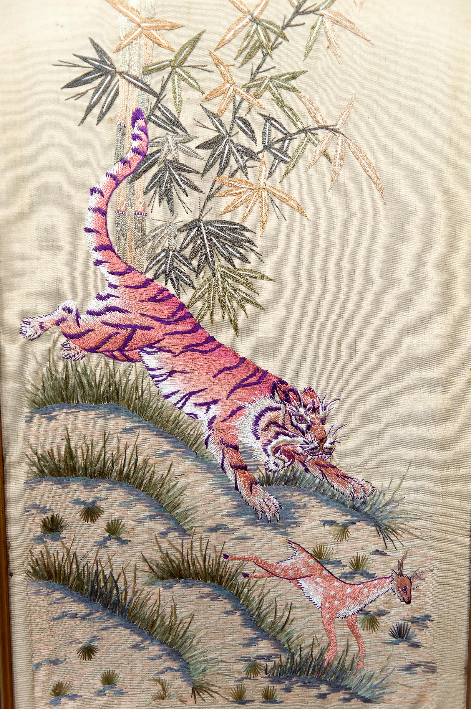 Ensemble de 3 tapisseries indochinoises en soie brodée Tigres et cerfs de l'Axe, années 1930 en vente 9
