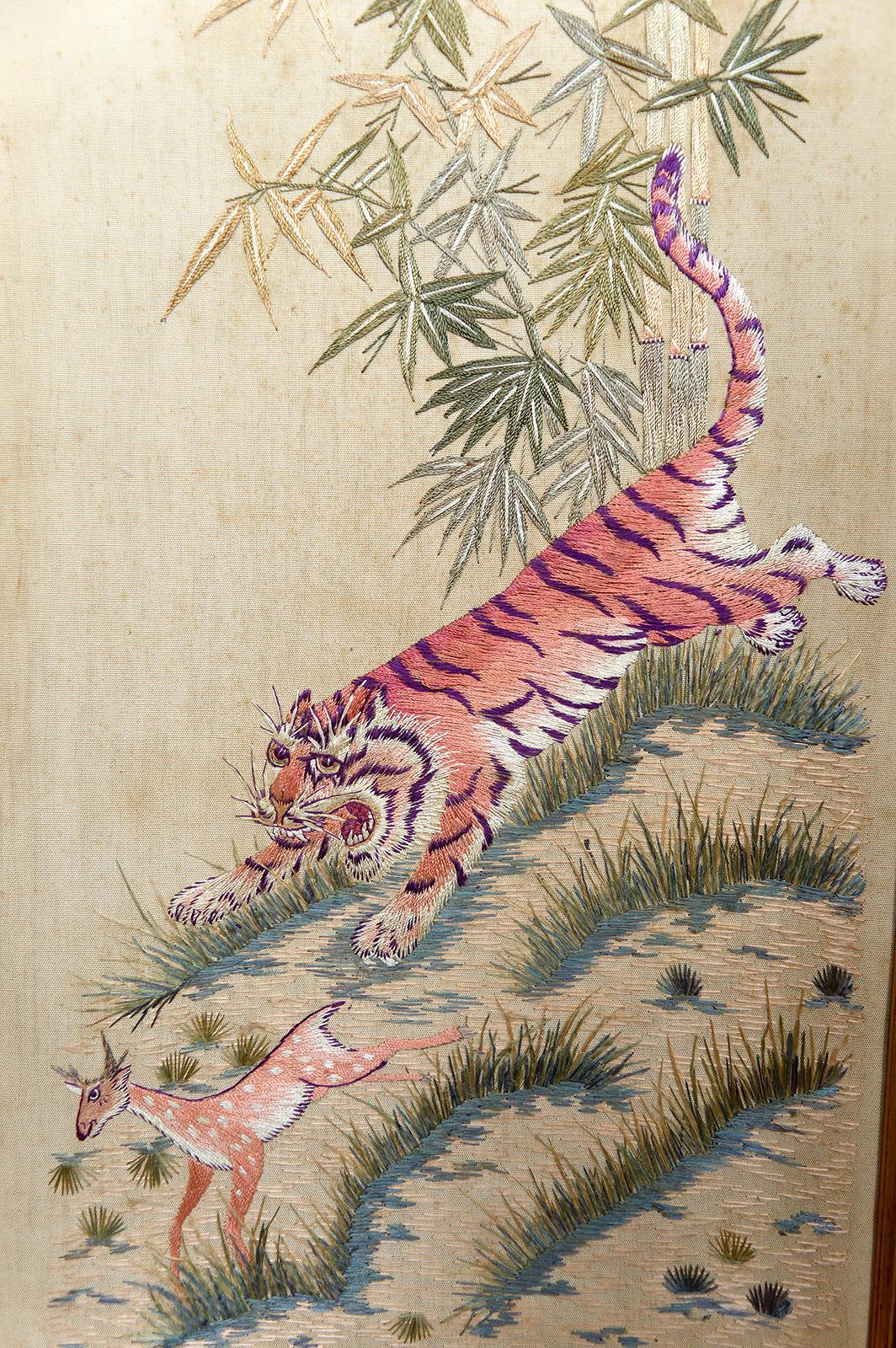 Ensemble de 3 tapisseries indochinoises en soie brodée Tigres et cerfs de l'Axe, années 1930 en vente 11