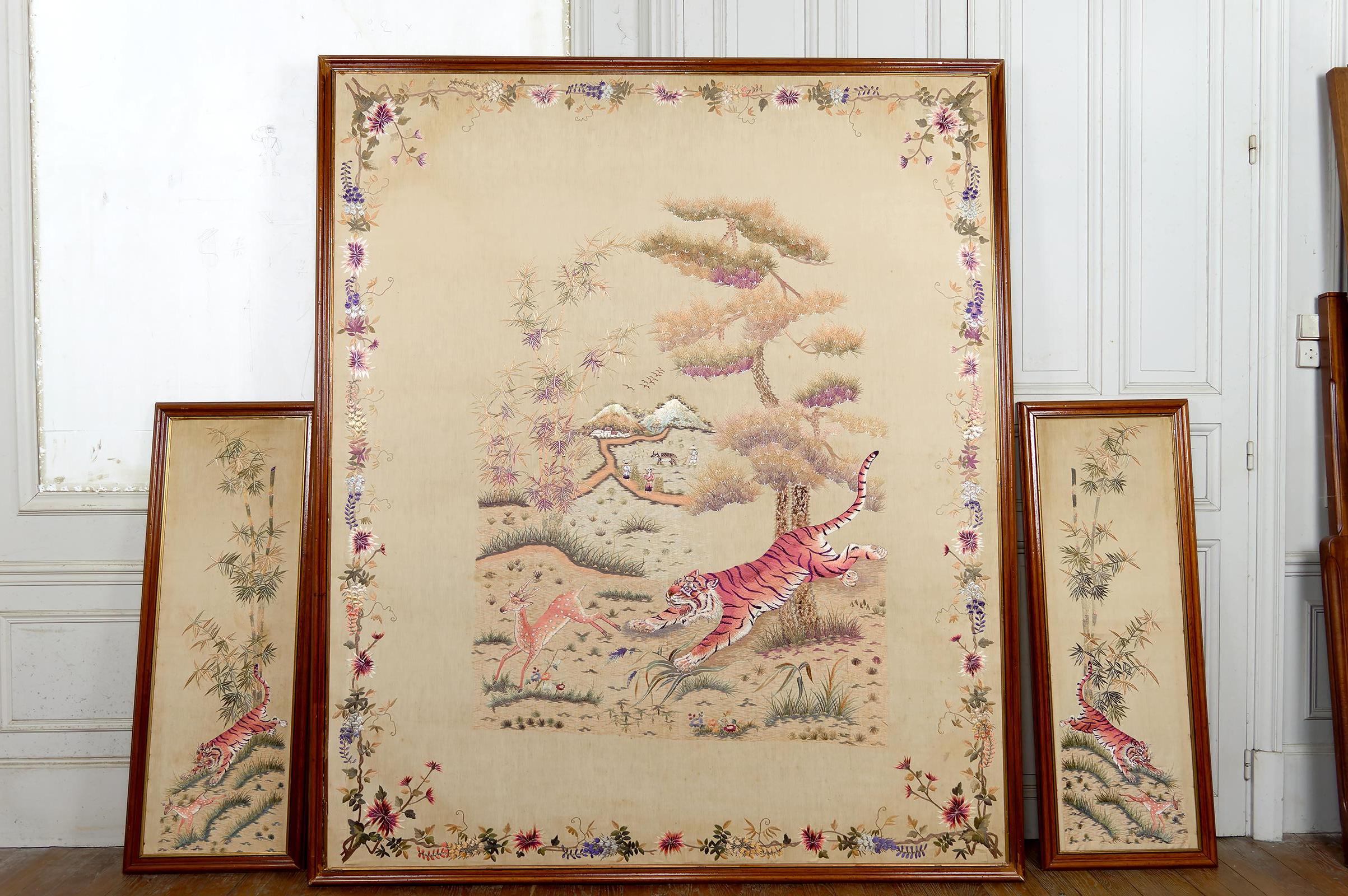 Important ensemble de trois tapisseries indochinoises en soie brodée
Tigres et cerfs de l'Axe - Vietnam, période coloniale, vers 1930
Nous avons le plaisir de vous proposer un ensemble exceptionnel de trois tentures murales brodées à la main,