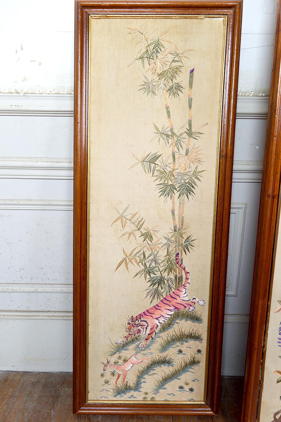 Fait main Ensemble de 3 tapisseries indochinoises en soie brodée Tigres et cerfs de l'Axe, années 1930 en vente