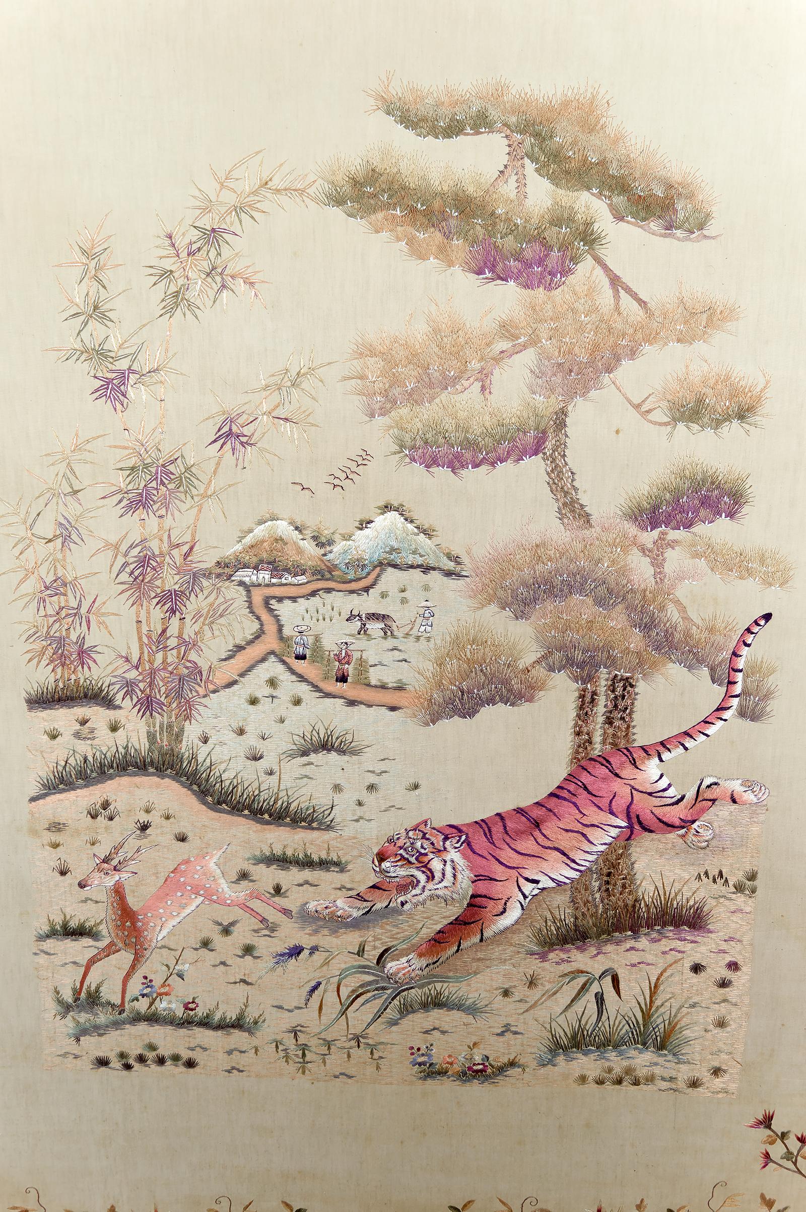 Ensemble de 3 tapisseries indochinoises en soie brodée Tigres et cerfs de l'Axe, années 1930 État moyen - En vente à VÉZELAY, FR