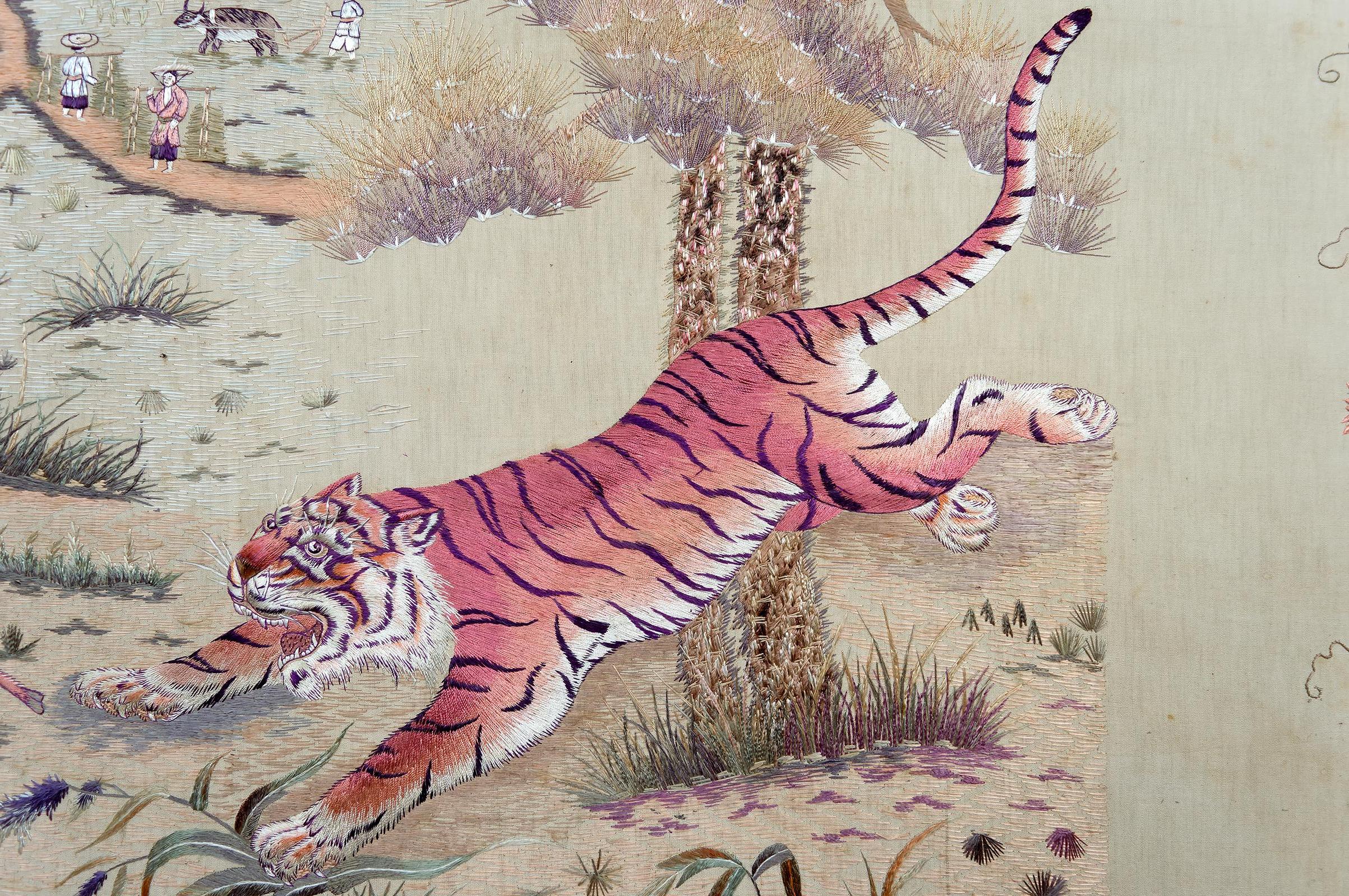 Milieu du XXe siècle Ensemble de 3 tapisseries indochinoises en soie brodée Tigres et cerfs de l'Axe, années 1930 en vente