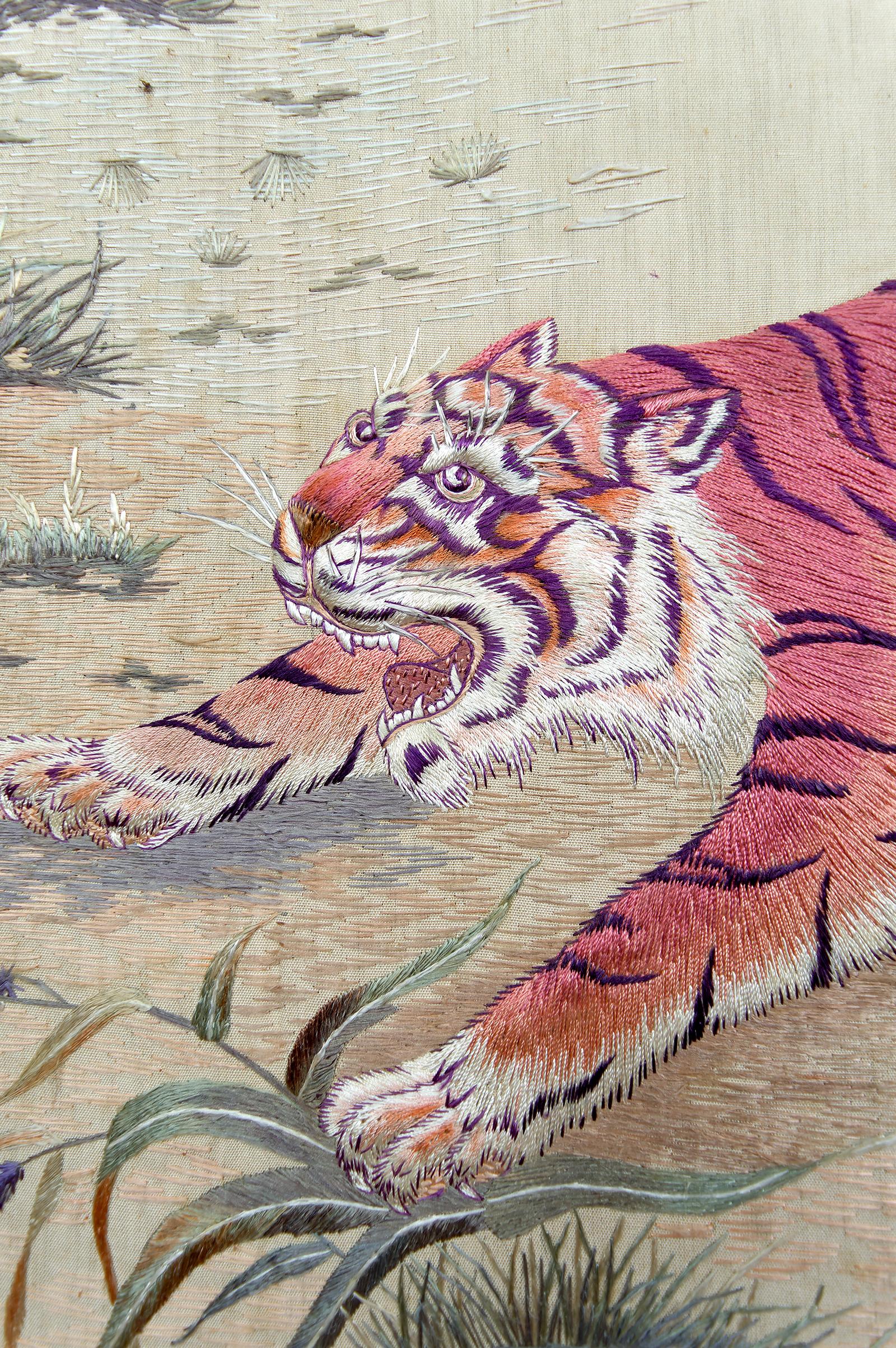 Tissu Ensemble de 3 tapisseries indochinoises en soie brodée Tigres et cerfs de l'Axe, années 1930 en vente
