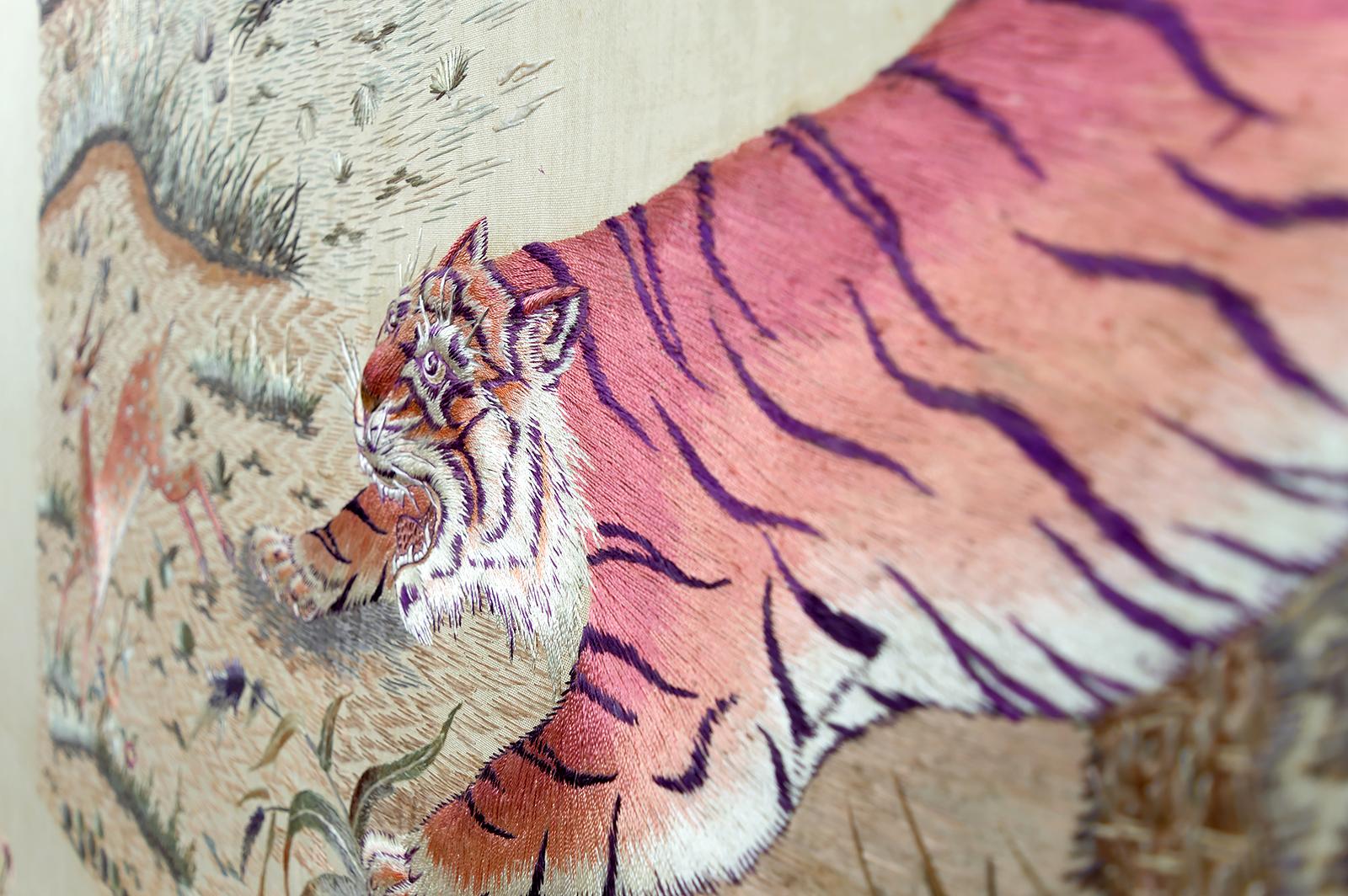 Ensemble de 3 tapisseries indochinoises en soie brodée Tigres et cerfs de l'Axe, années 1930 en vente 1