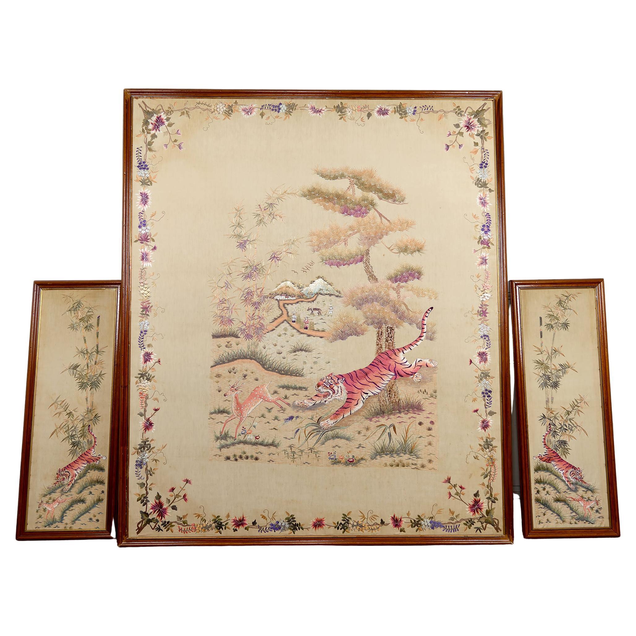Ensemble de 3 tapisseries indochinoises en soie brodée Tigres et cerfs de l'Axe, années 1930 en vente
