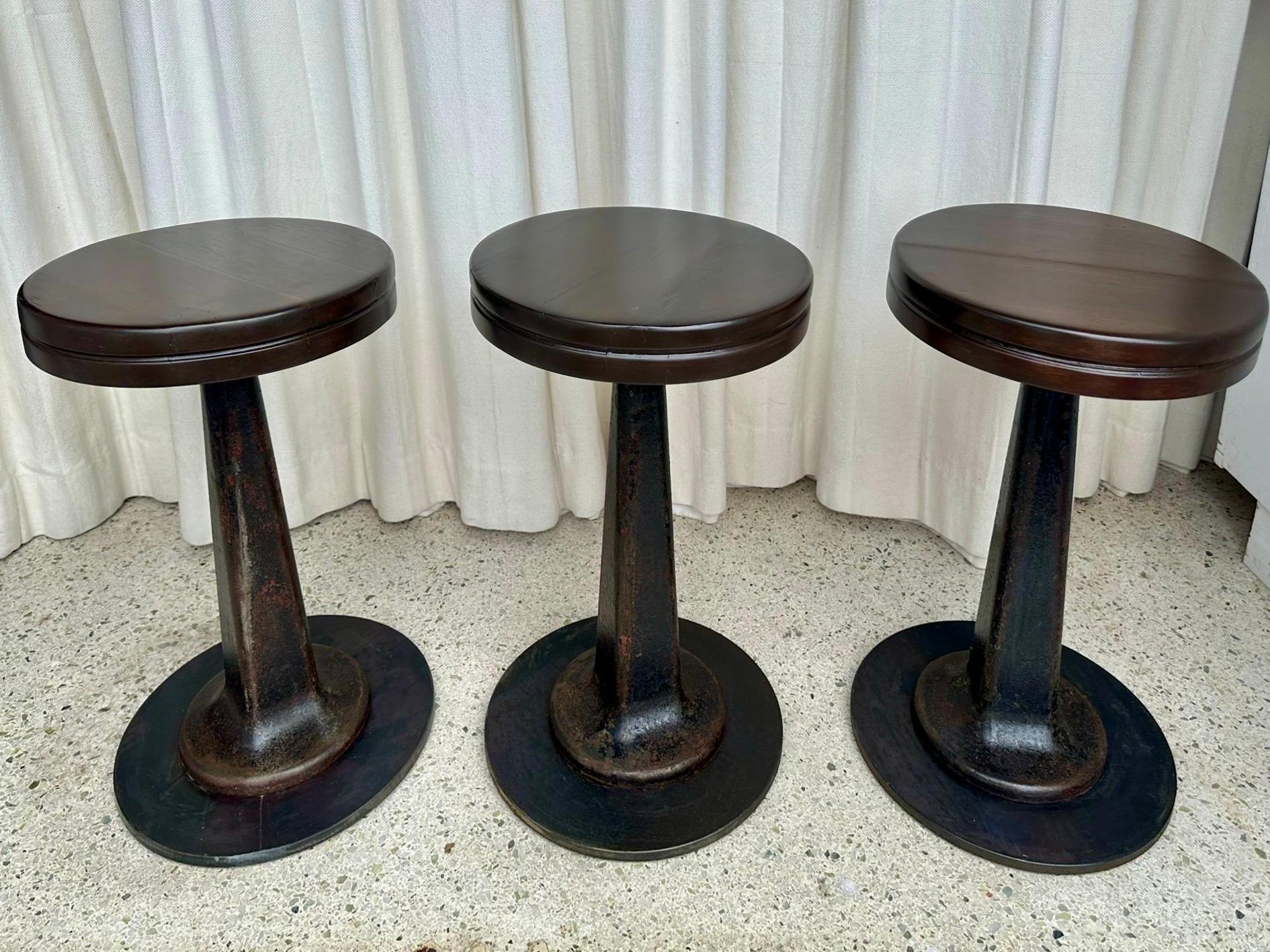 Juego de 3 taburetes giratorios industriales de hierro fundido de altura de mesa de comedor en venta 8