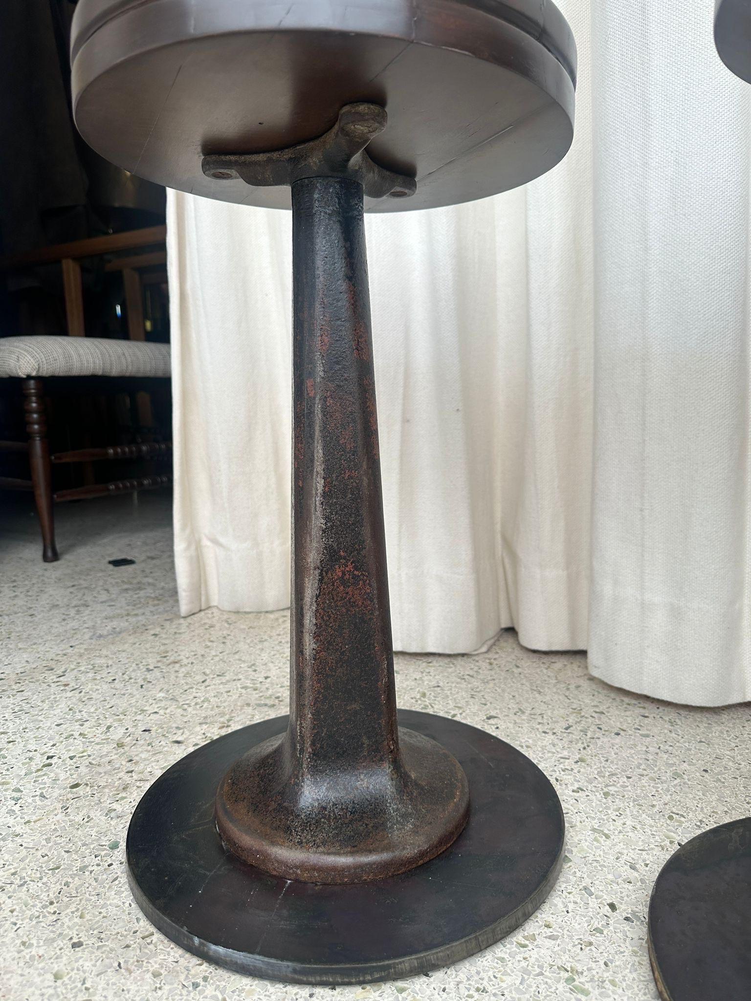 Juego de 3 taburetes giratorios industriales de hierro fundido de altura de mesa de comedor siglo XX en venta